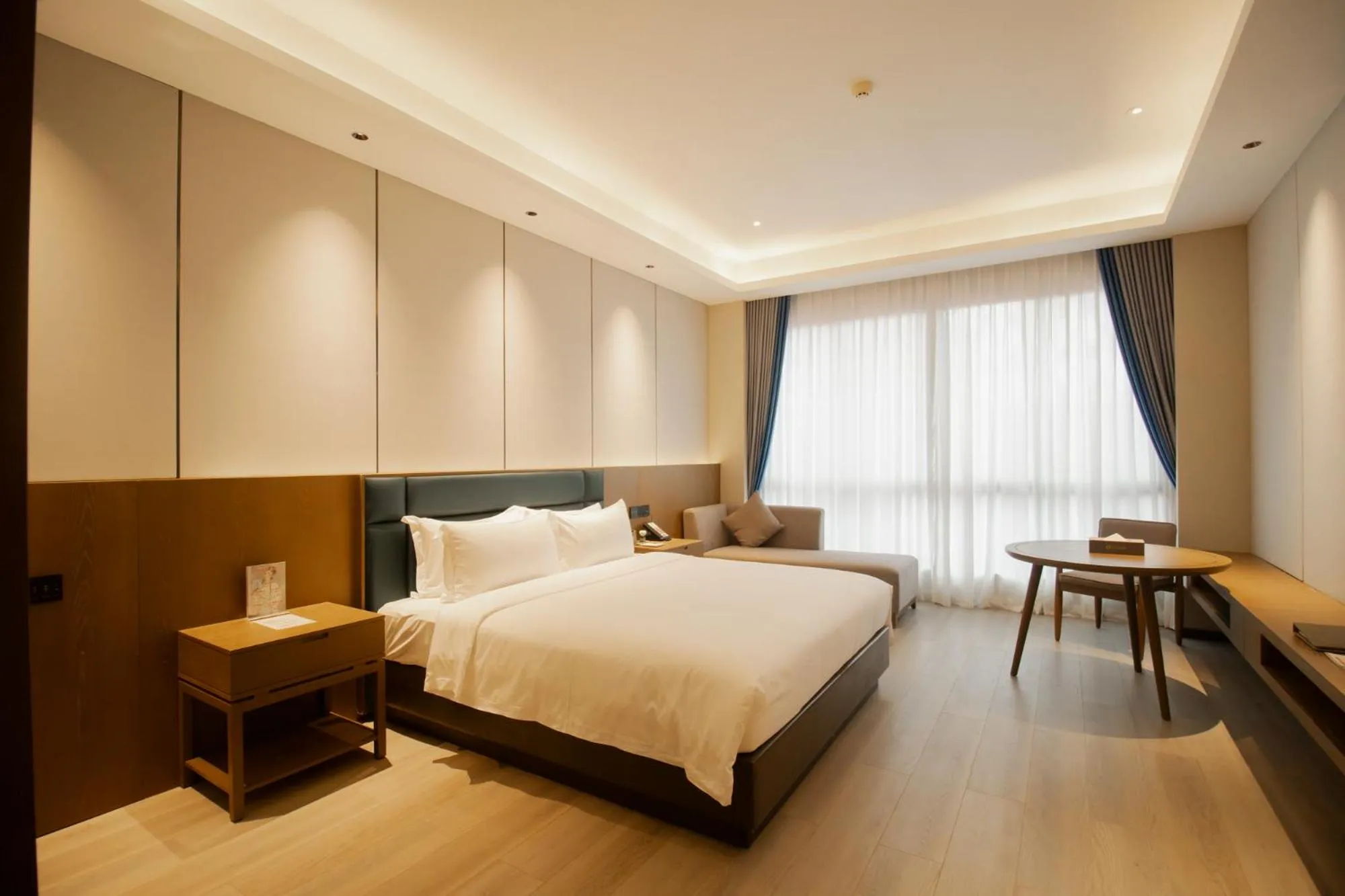 Toilet, Bed in DongHu Resort Hotel