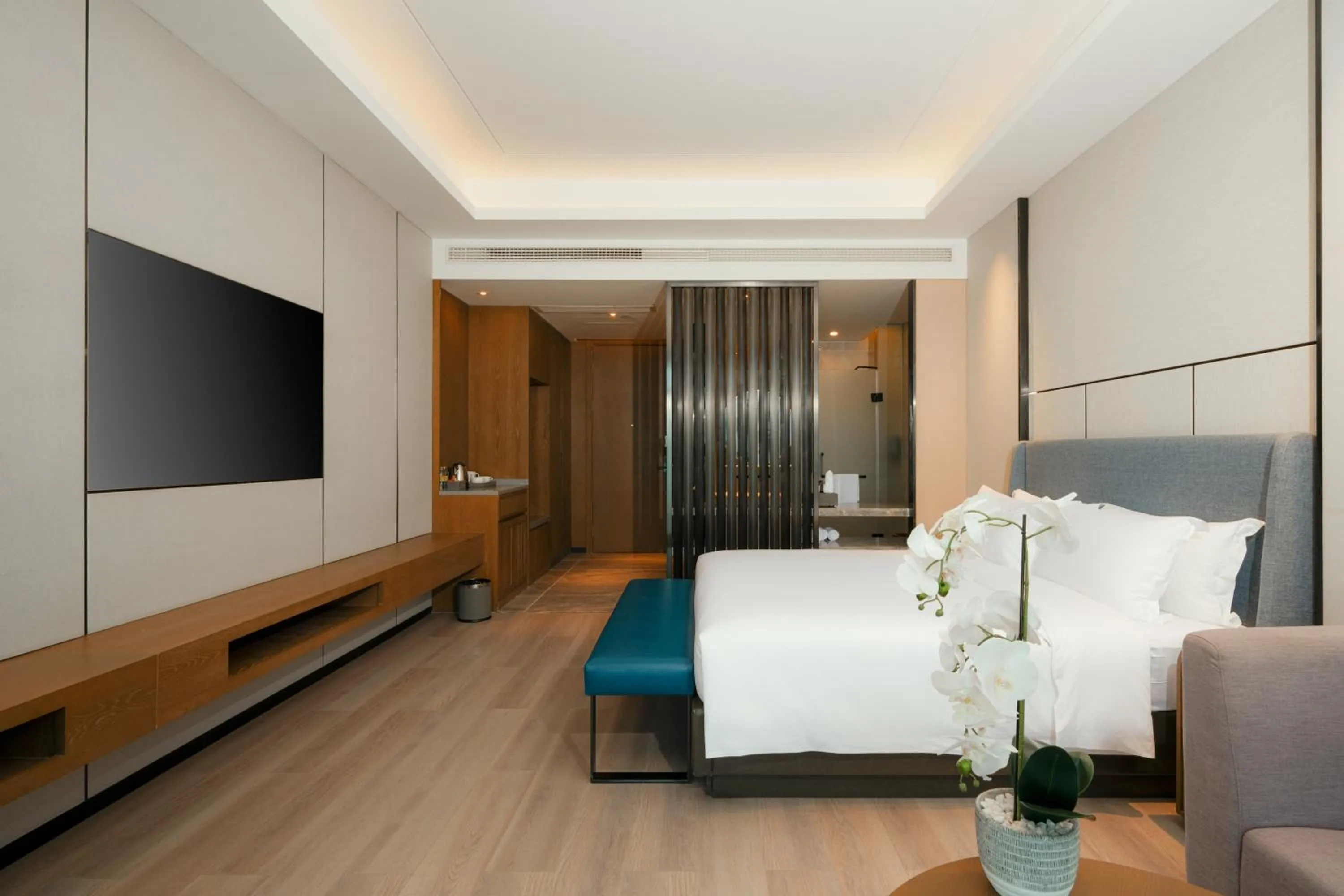 Bedroom, Bed in DongHu Resort Hotel