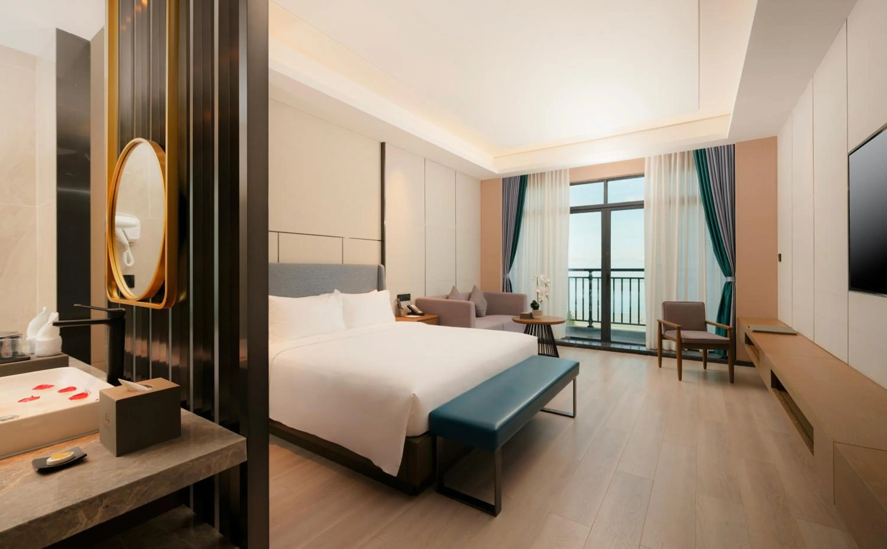 Bedroom, Bed in DongHu Resort Hotel