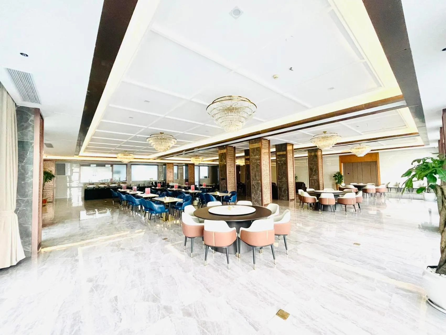 Restaurant/places to eat in DongHu Resort Hotel