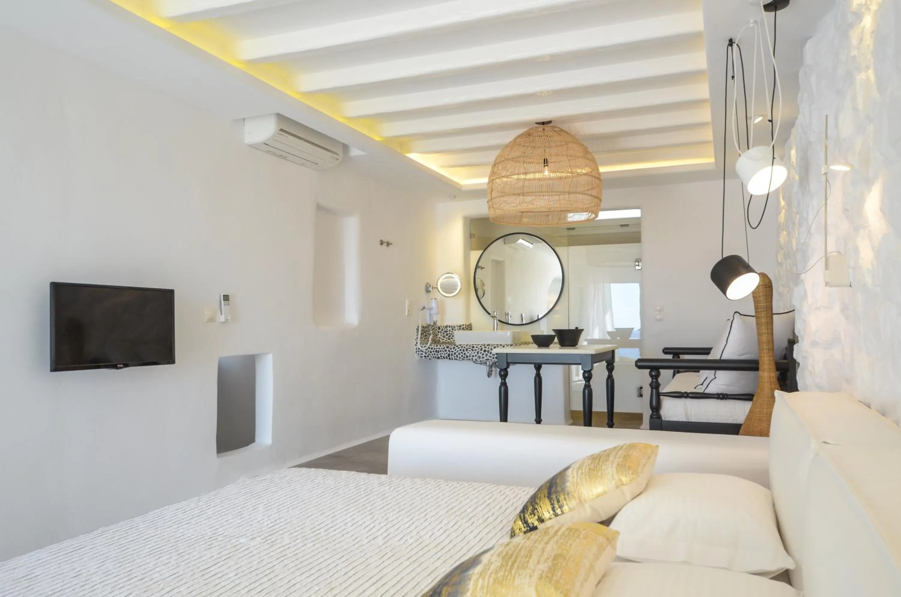 Photo of the whole room, Bed in Cyano Suites