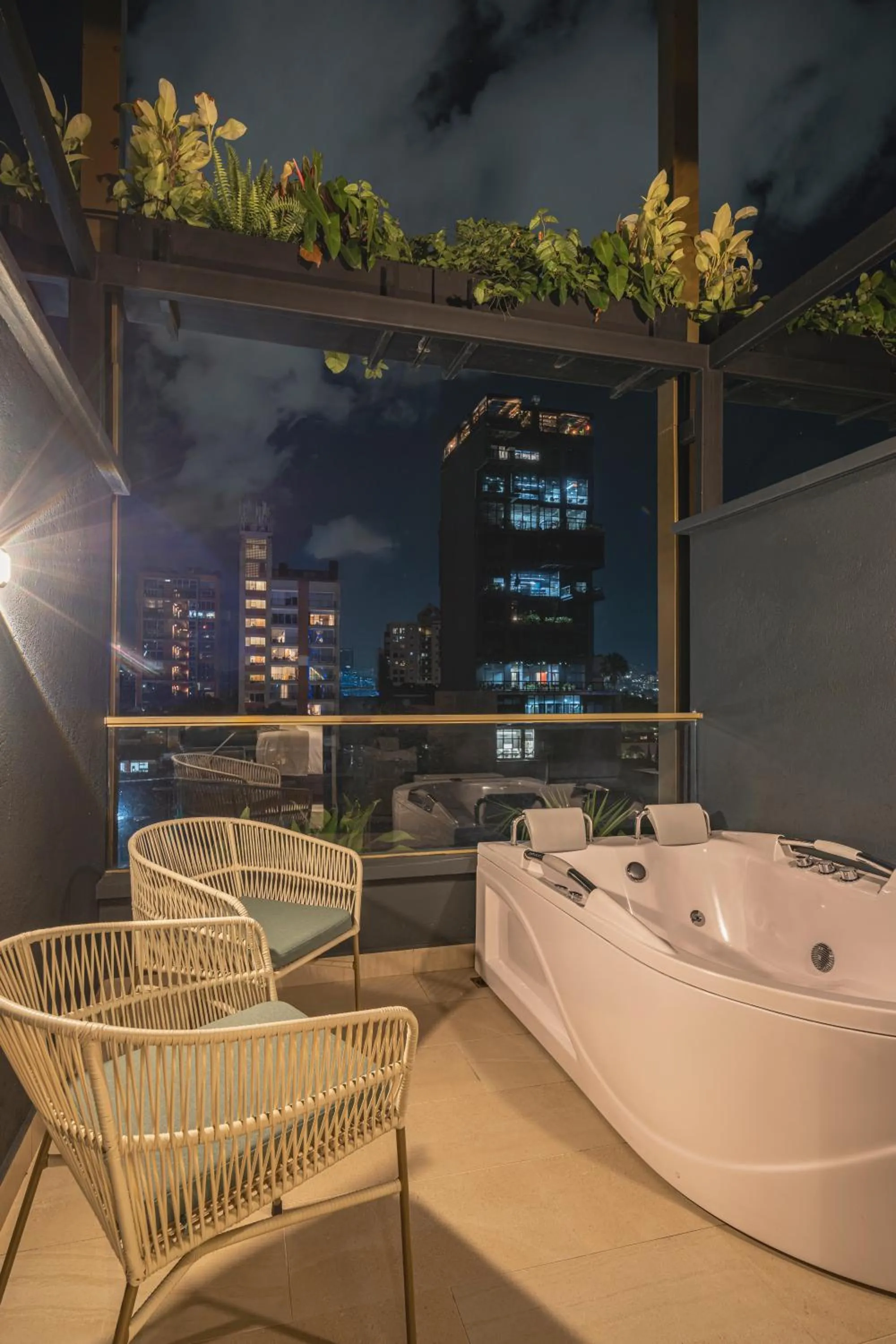 Hot Tub in Golden Valley Hotel