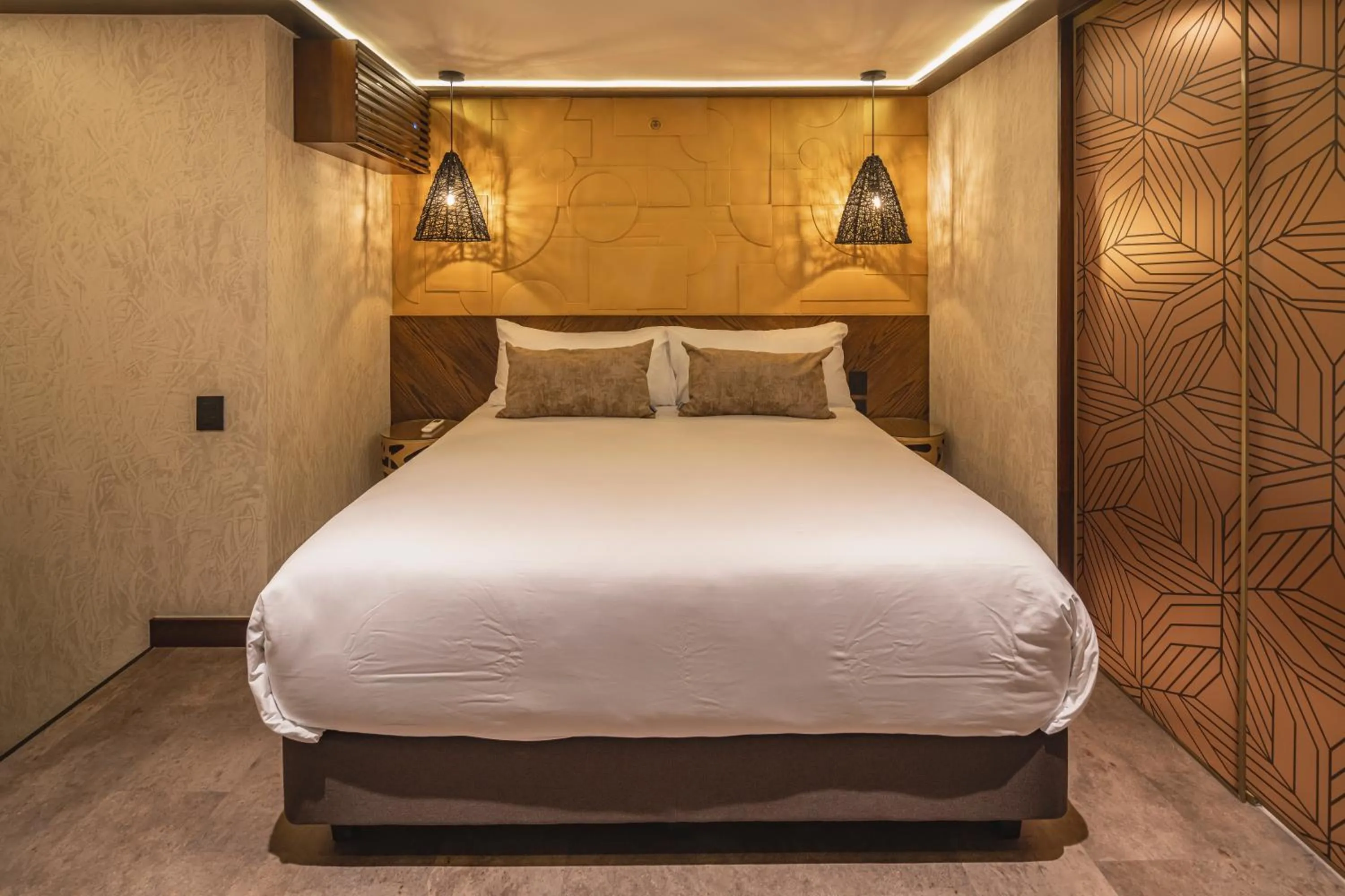 Bedroom, Bed in Golden Valley Hotel