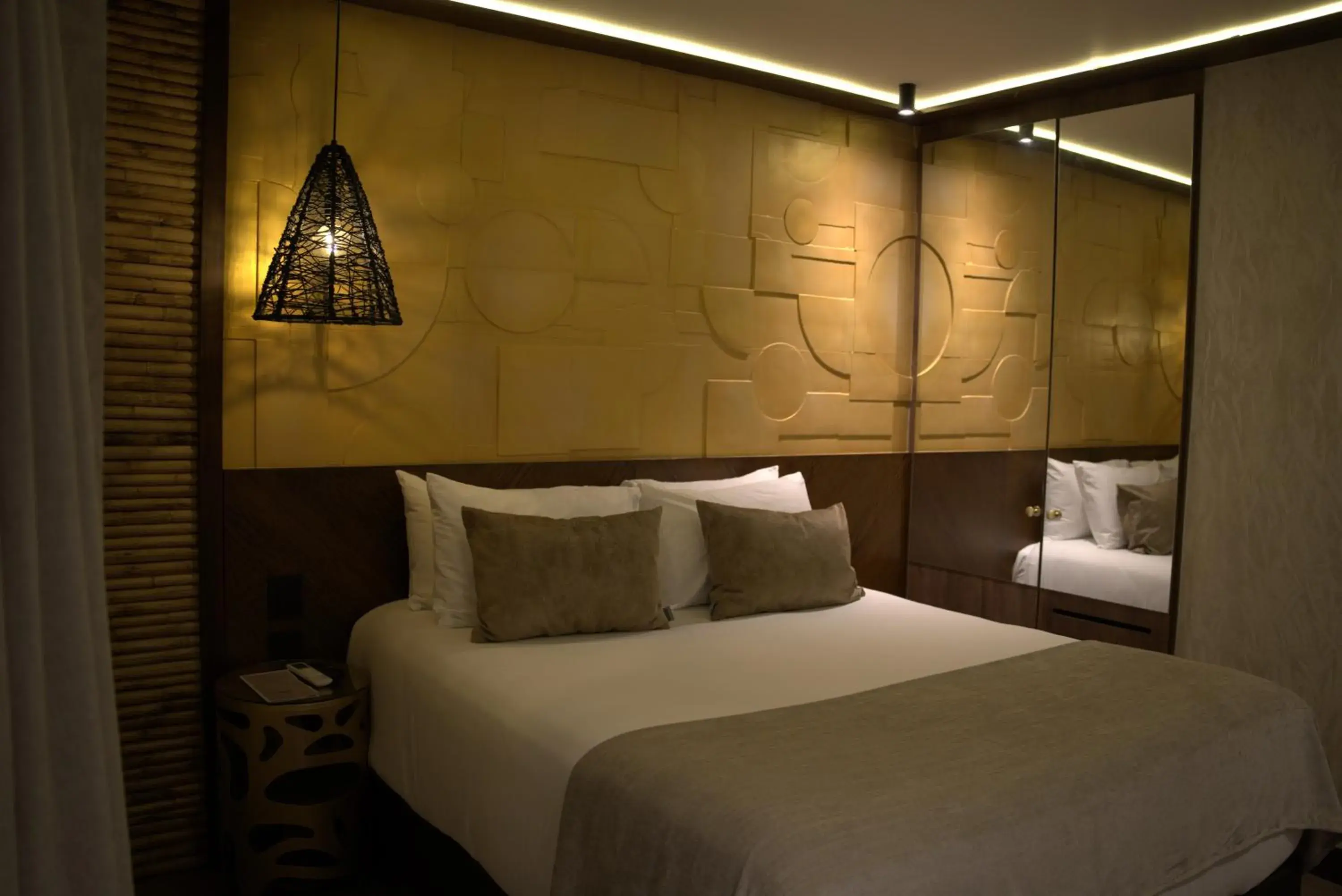 Suite with Hot Tub - Ground Floor in Golden Valley Hotel Suite with Hot Tub - Ground Floor in Golden Valley Hotel