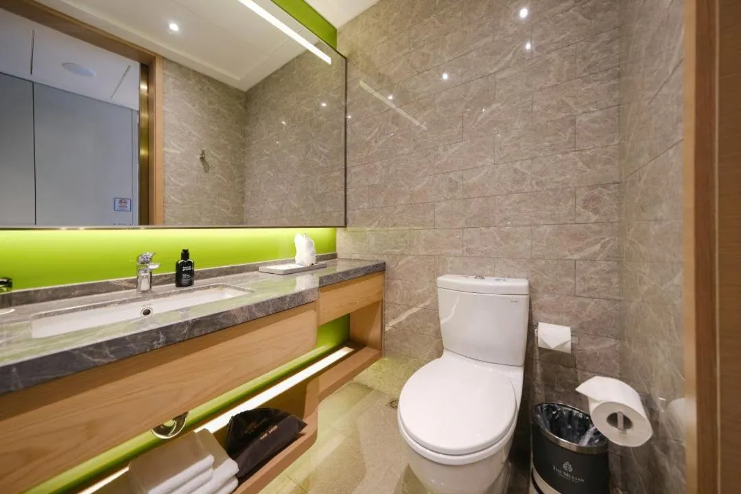 Toilet in The Mulian Hotel of Guangzhou Nansha Fenghuang Lake