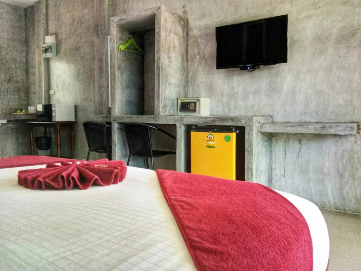 Photo of the whole room, Bed in Tum Mai Kaew Lanta Resort