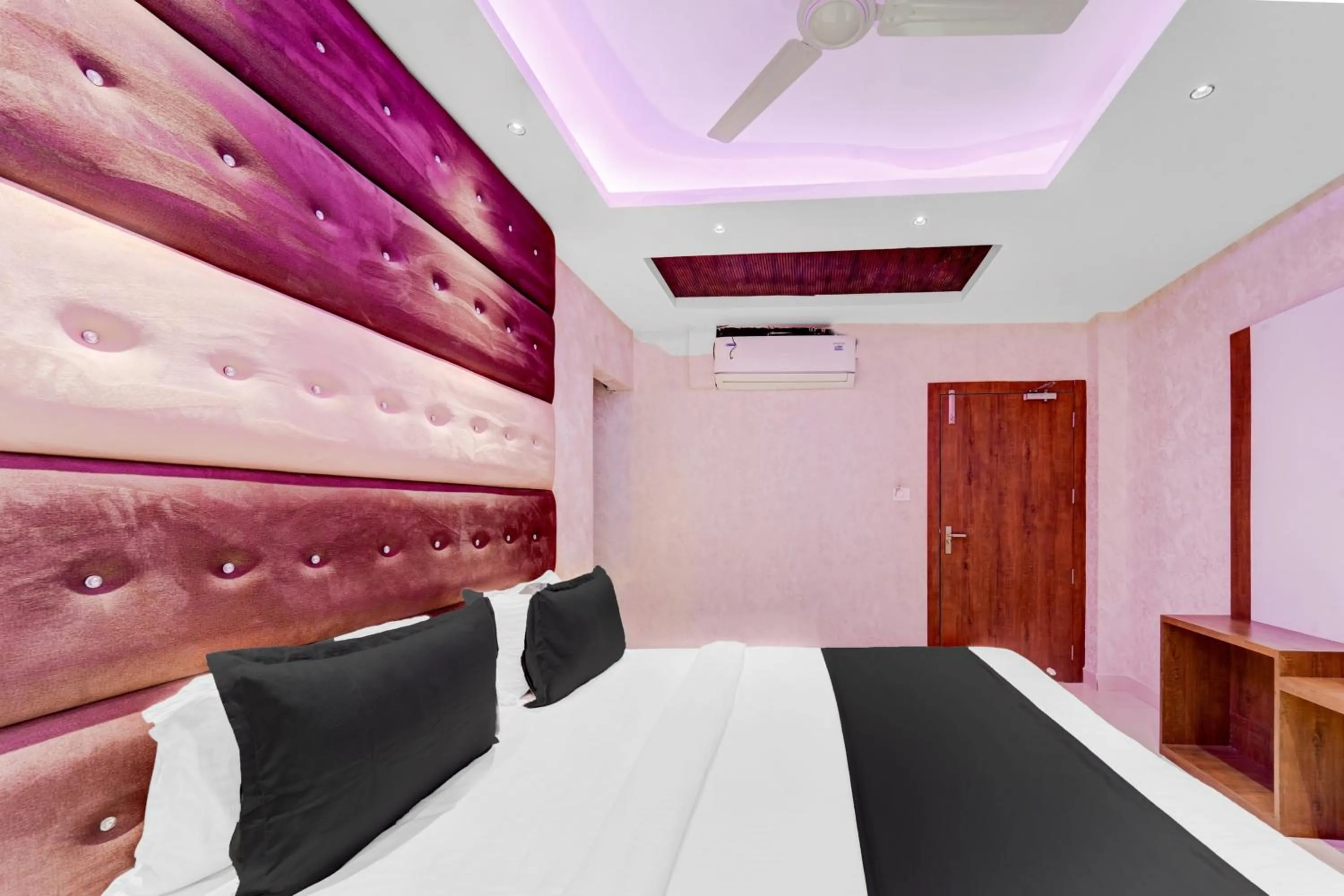 Bedroom, Bed in Super Townhouse La Vista