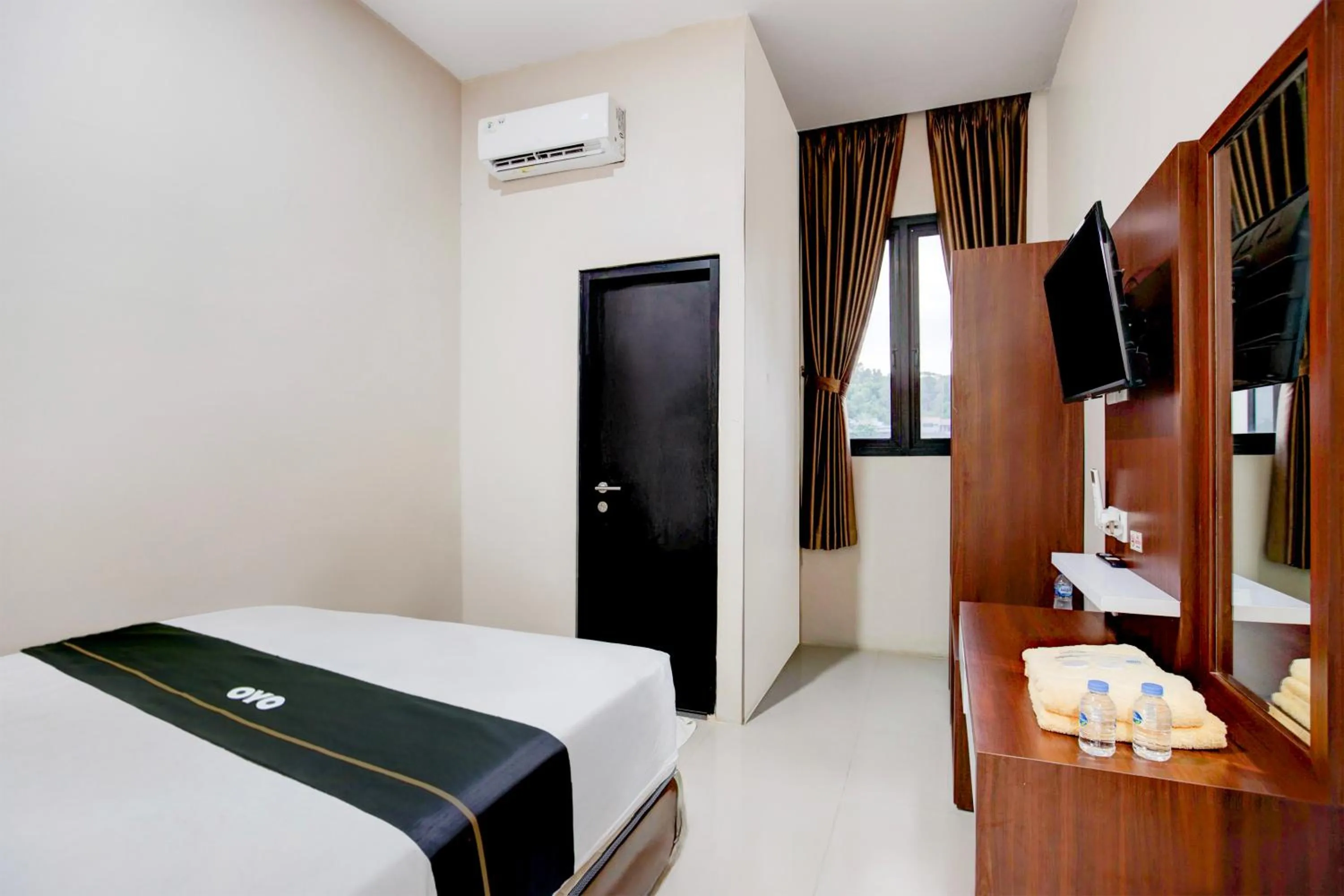 Photo of the whole room, Bed in Hotel O Balikpapan near Siloam Hospital formerly Syafla Guest House