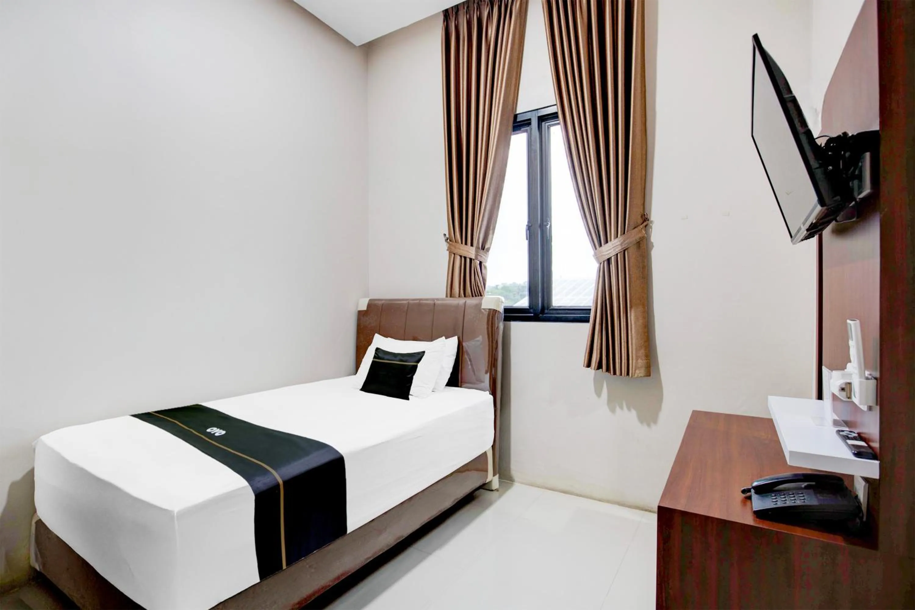 Photo of the whole room, Bed in Hotel O Balikpapan near Siloam Hospital formerly Syafla Guest House