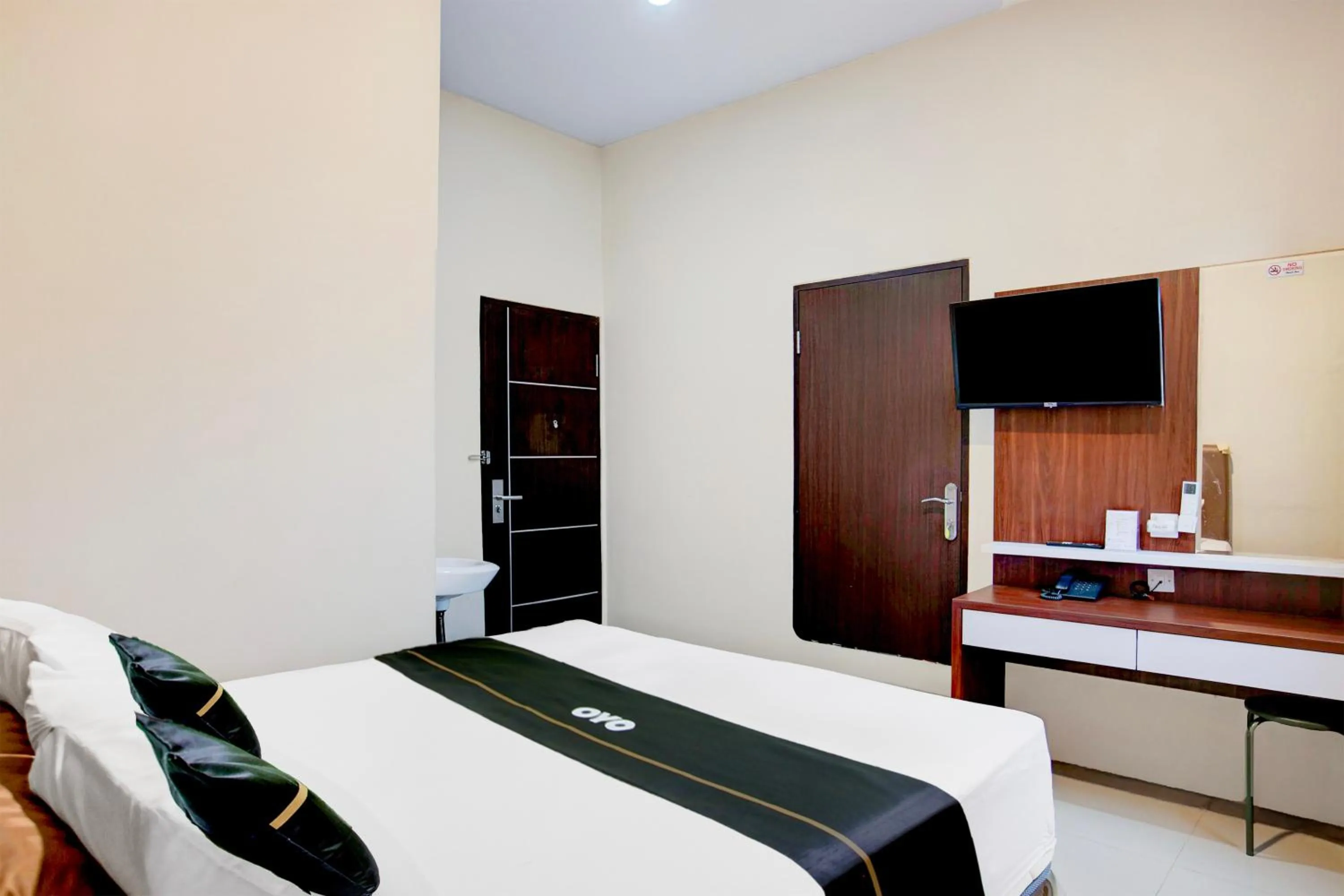 Photo of the whole room, Bed in Hotel O Balikpapan near Siloam Hospital formerly Syafla Guest House