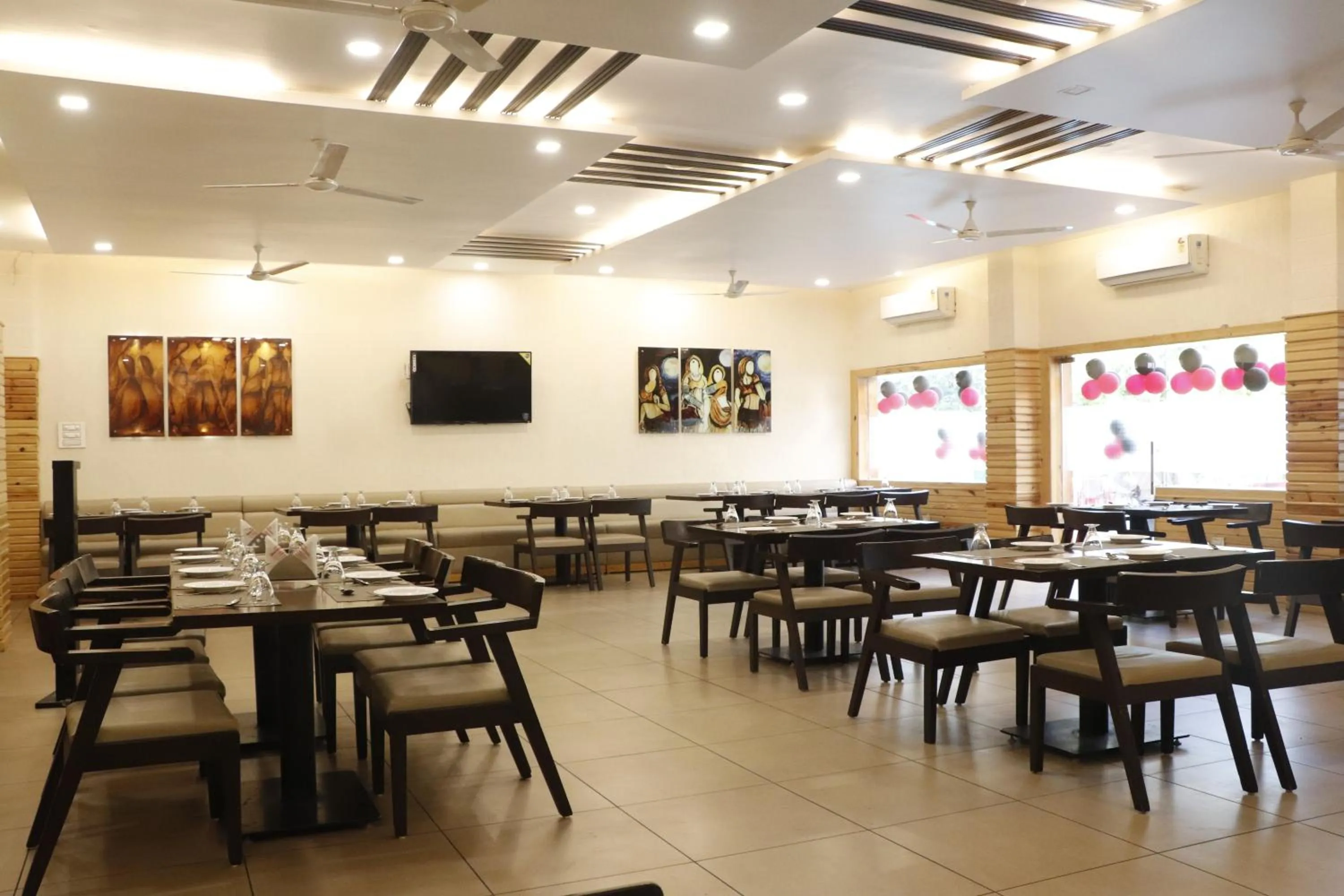 Restaurant/places to eat in Hotel Stay Casa