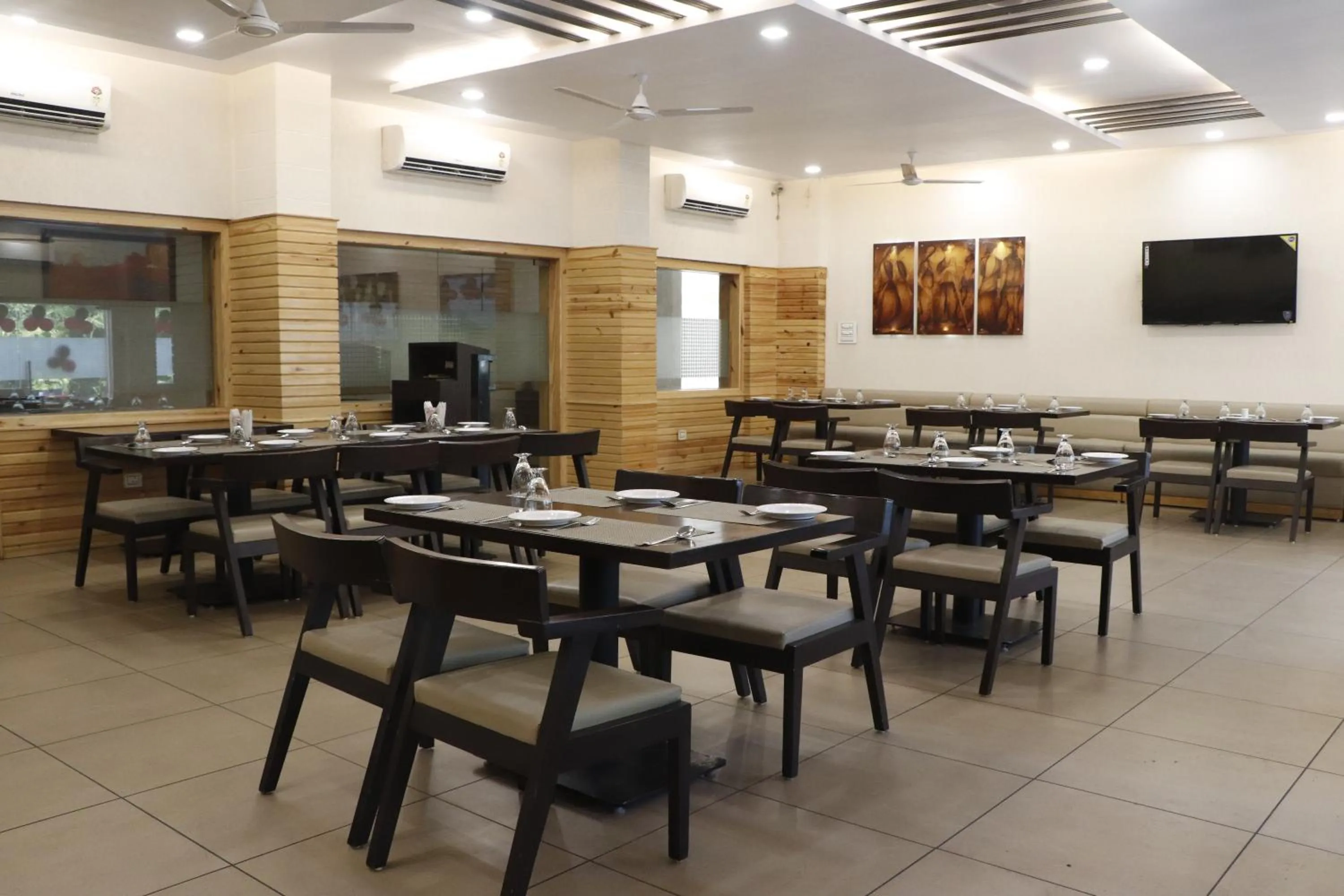 Restaurant/places to eat in Hotel Stay Casa