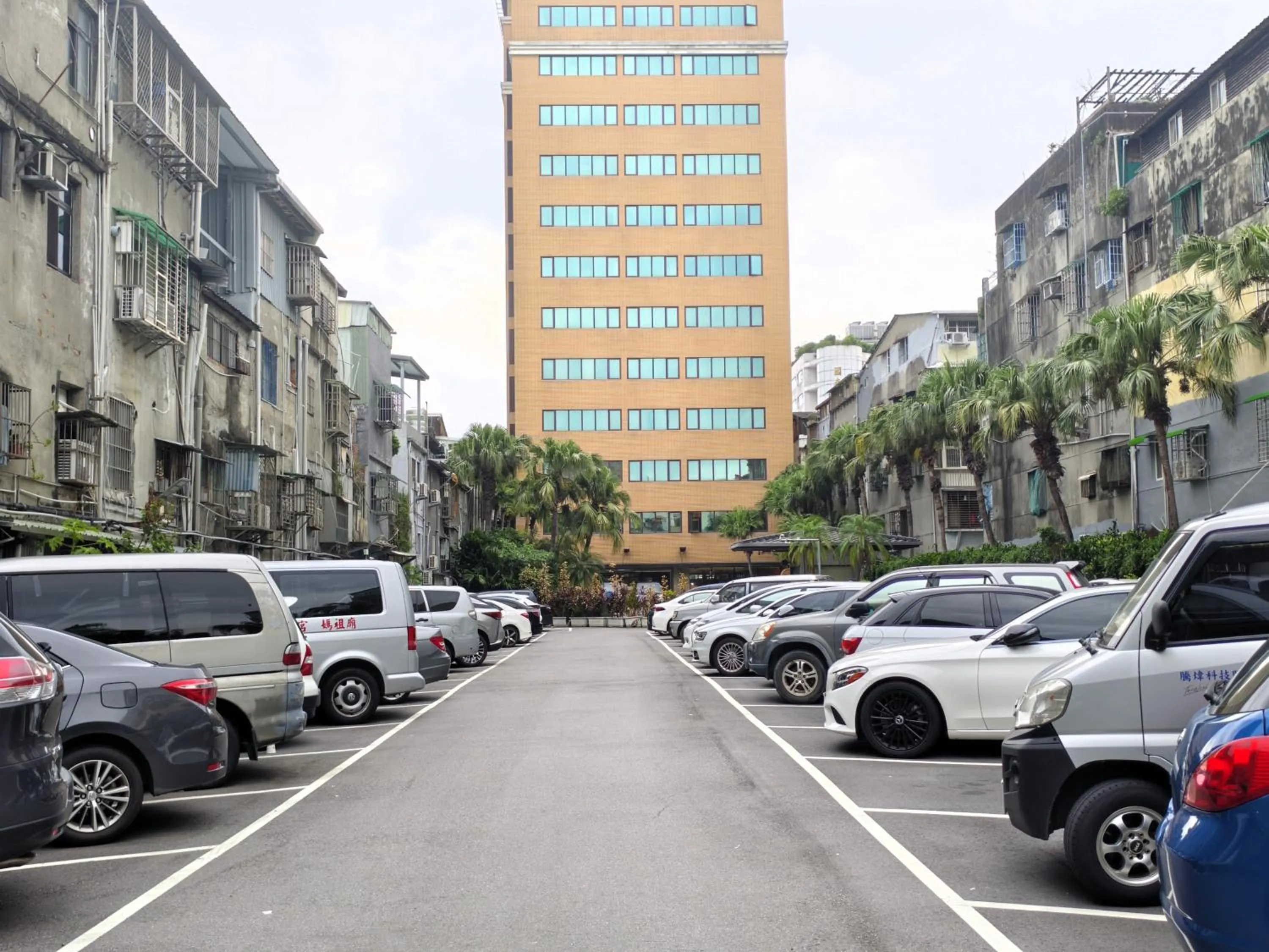 Parking in Via Hotel Breeze