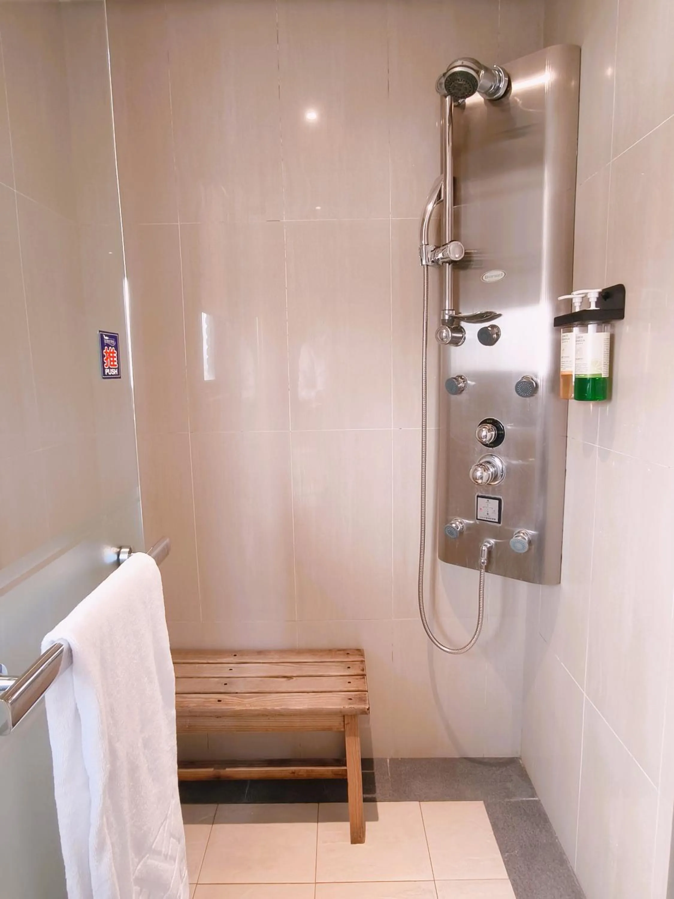 Shower in Via Hotel Breeze