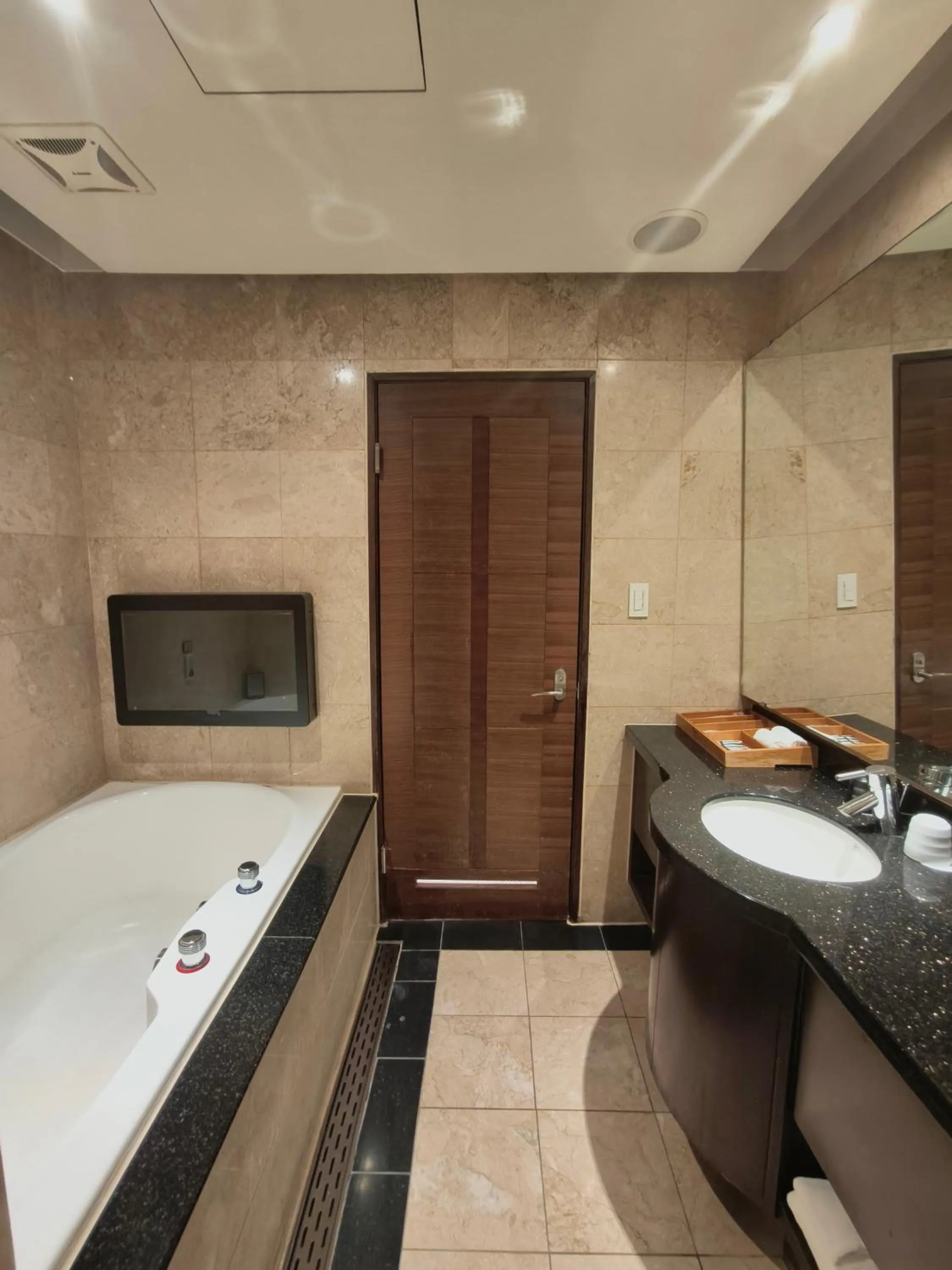 Bathroom, Bed in Via Hotel Breeze