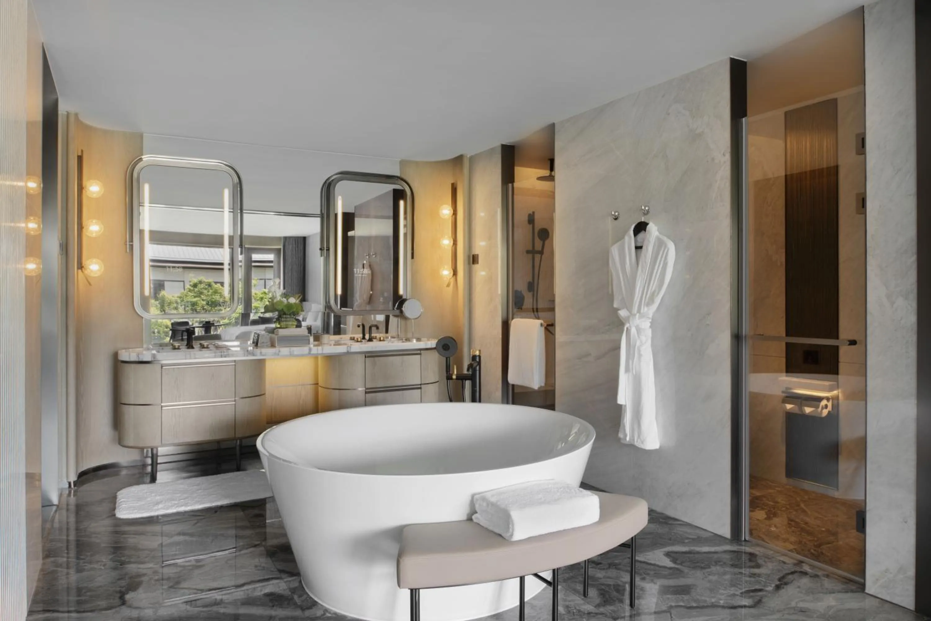 Shower in Intercontinetal Xiangyang