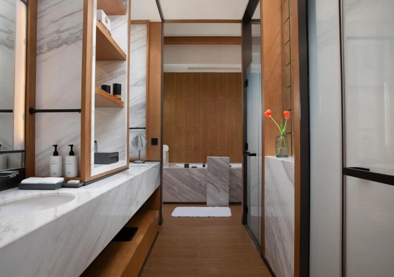 Toilet, Bed in InterContinental Chongli, an IHG Hotel