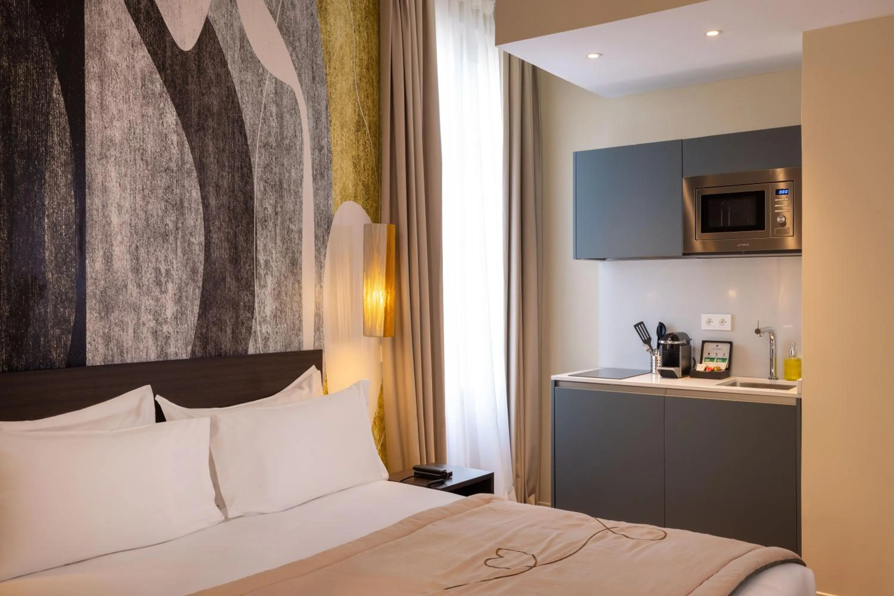 Kitchen or kitchenette, Bed in Palais Ségurane Boutique Hôtel