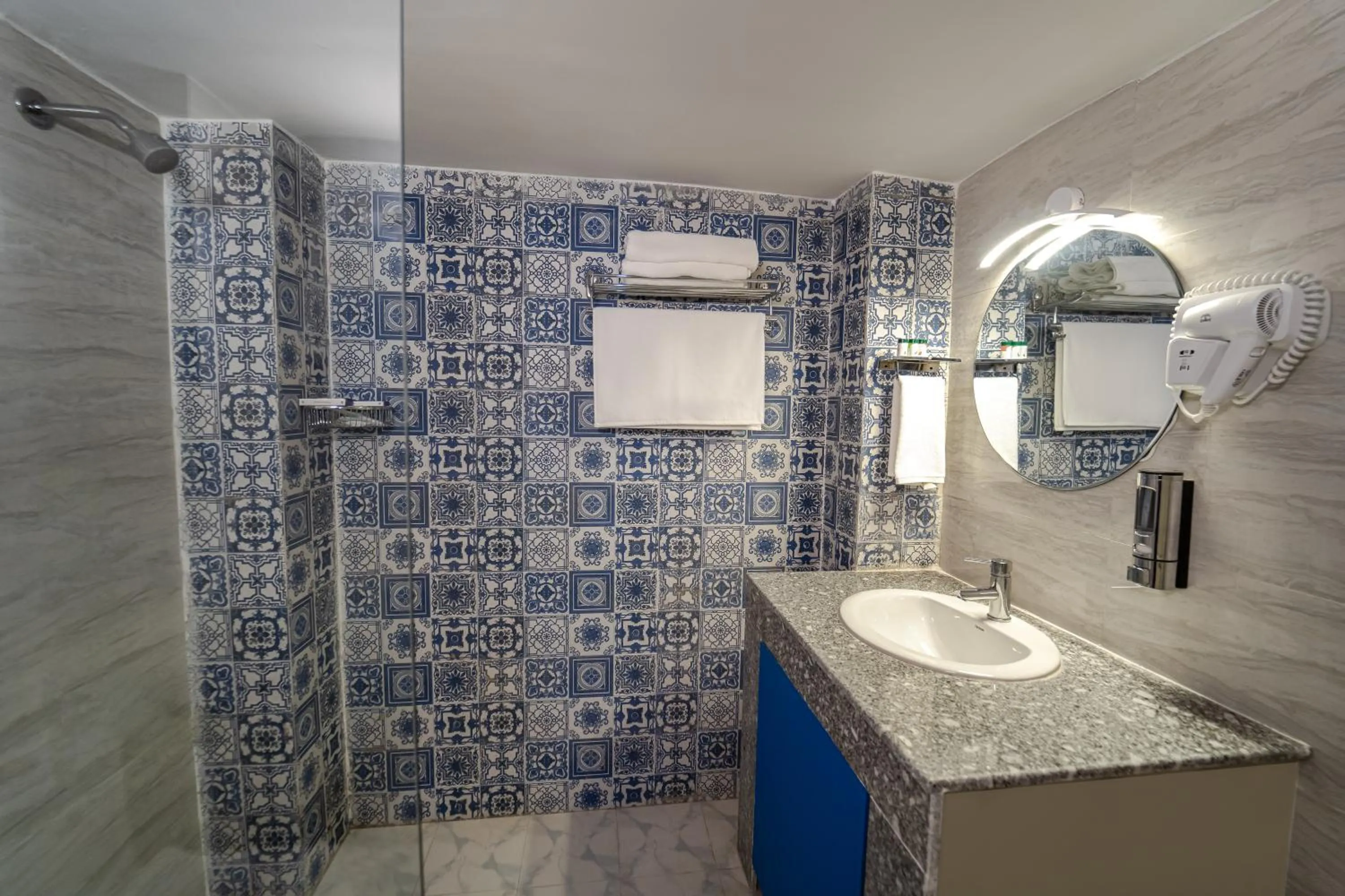 Shower in The Neeraj Ganga Cottages