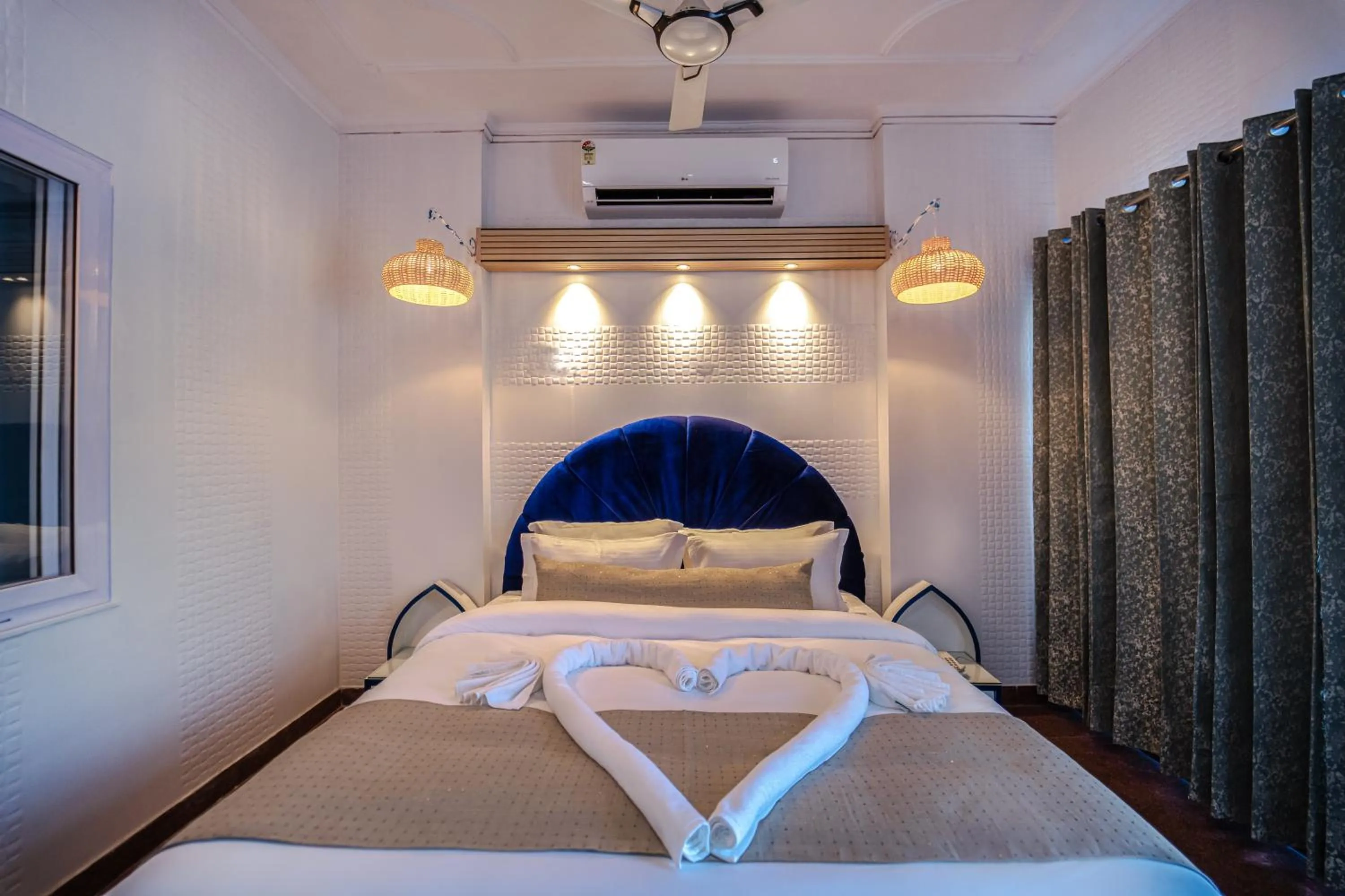 Bed in The Neeraj Ganga Cottages