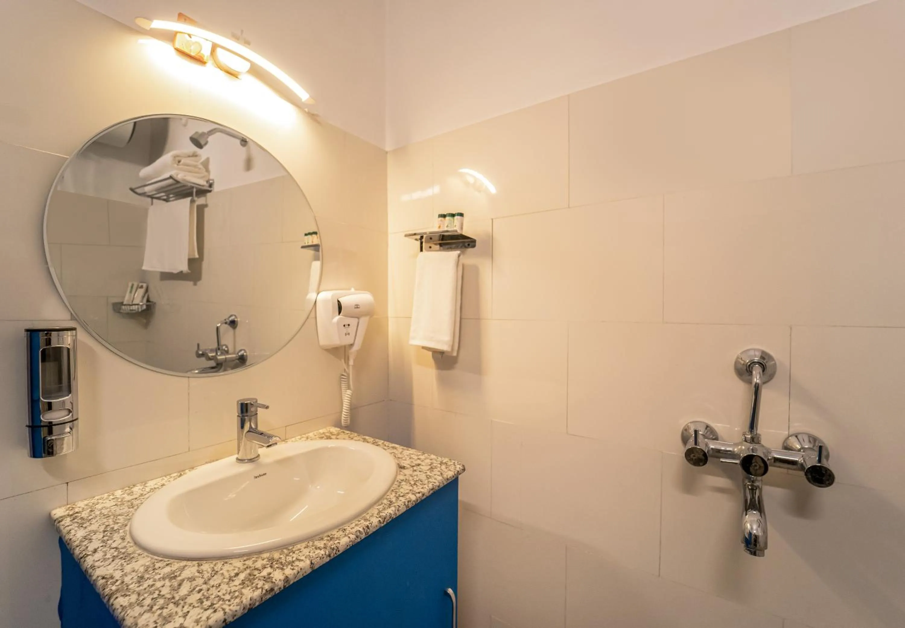 Shower in The Neeraj Ganga Cottages