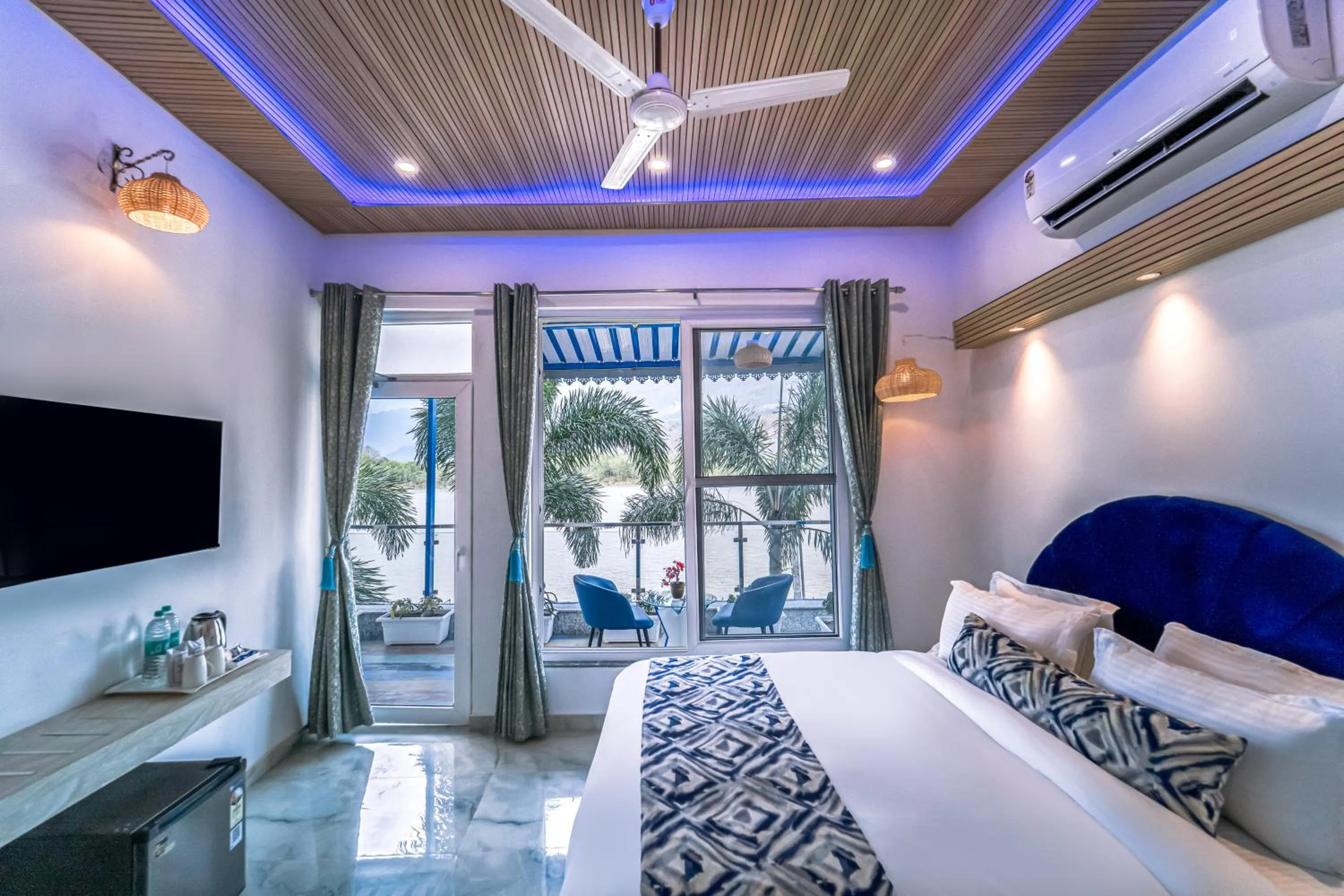 Communal lounge/ TV room, Bed in The Neeraj Ganga Cottages