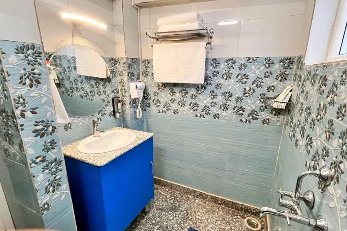 Shower in The Neeraj Ganga Cottages