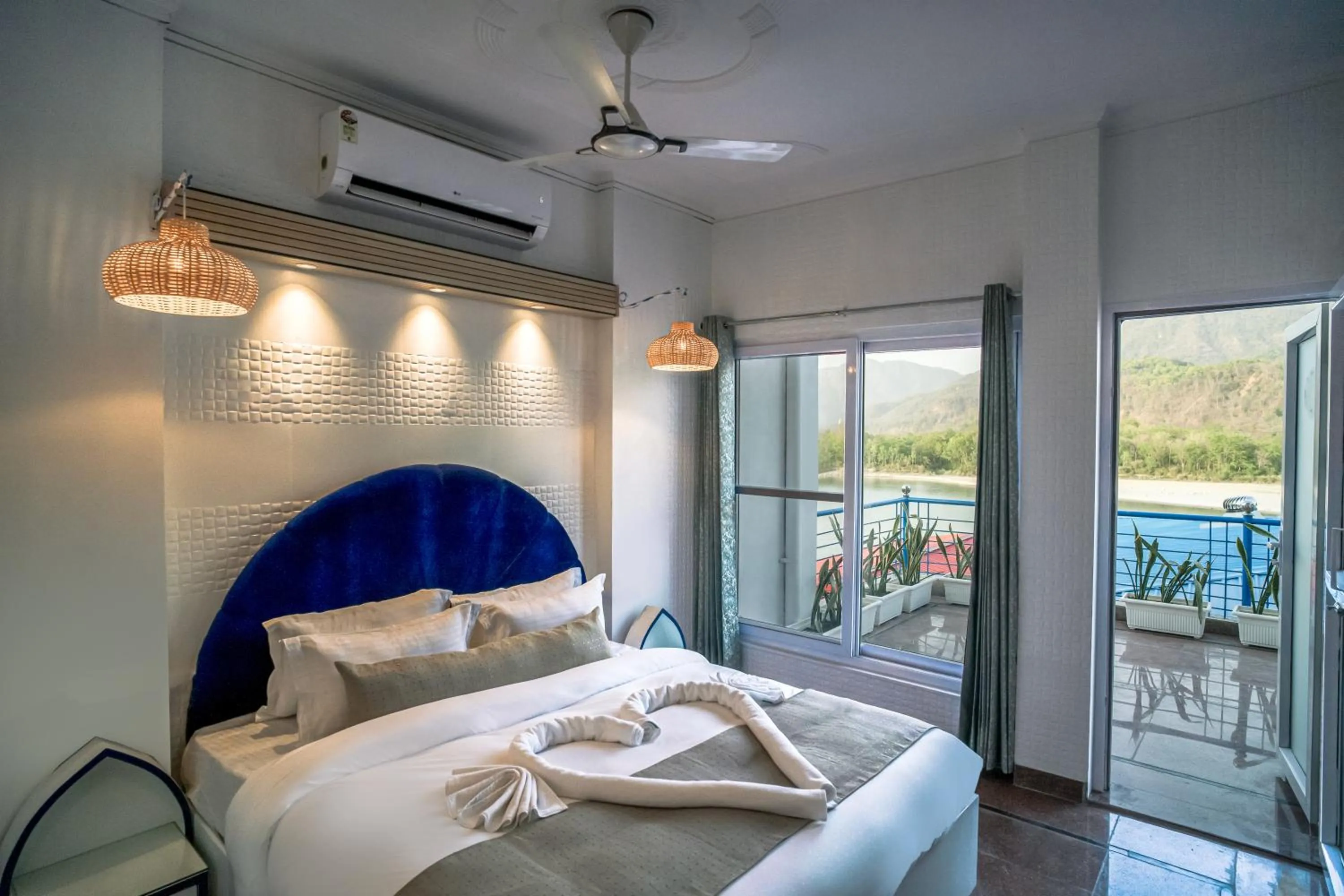 Bed in The Neeraj Ganga Cottages