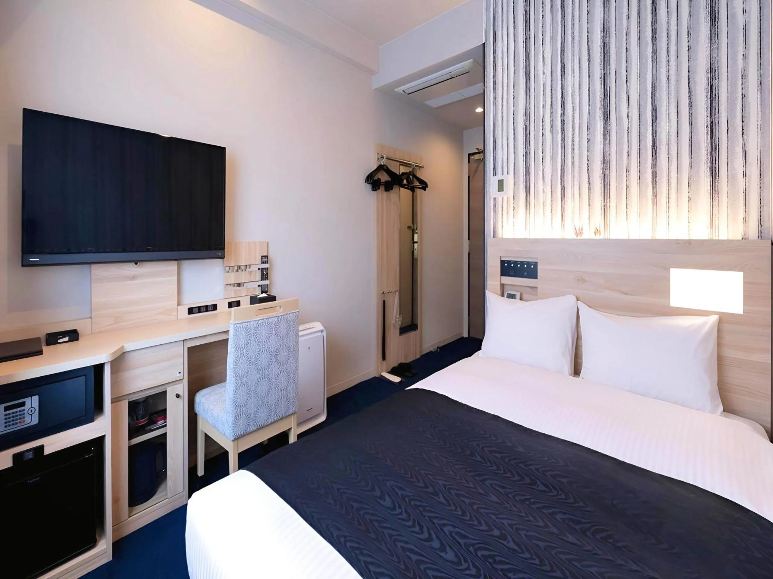 Photo of the whole room, Bed in APA Hotel Kyoto Gojo Omiya