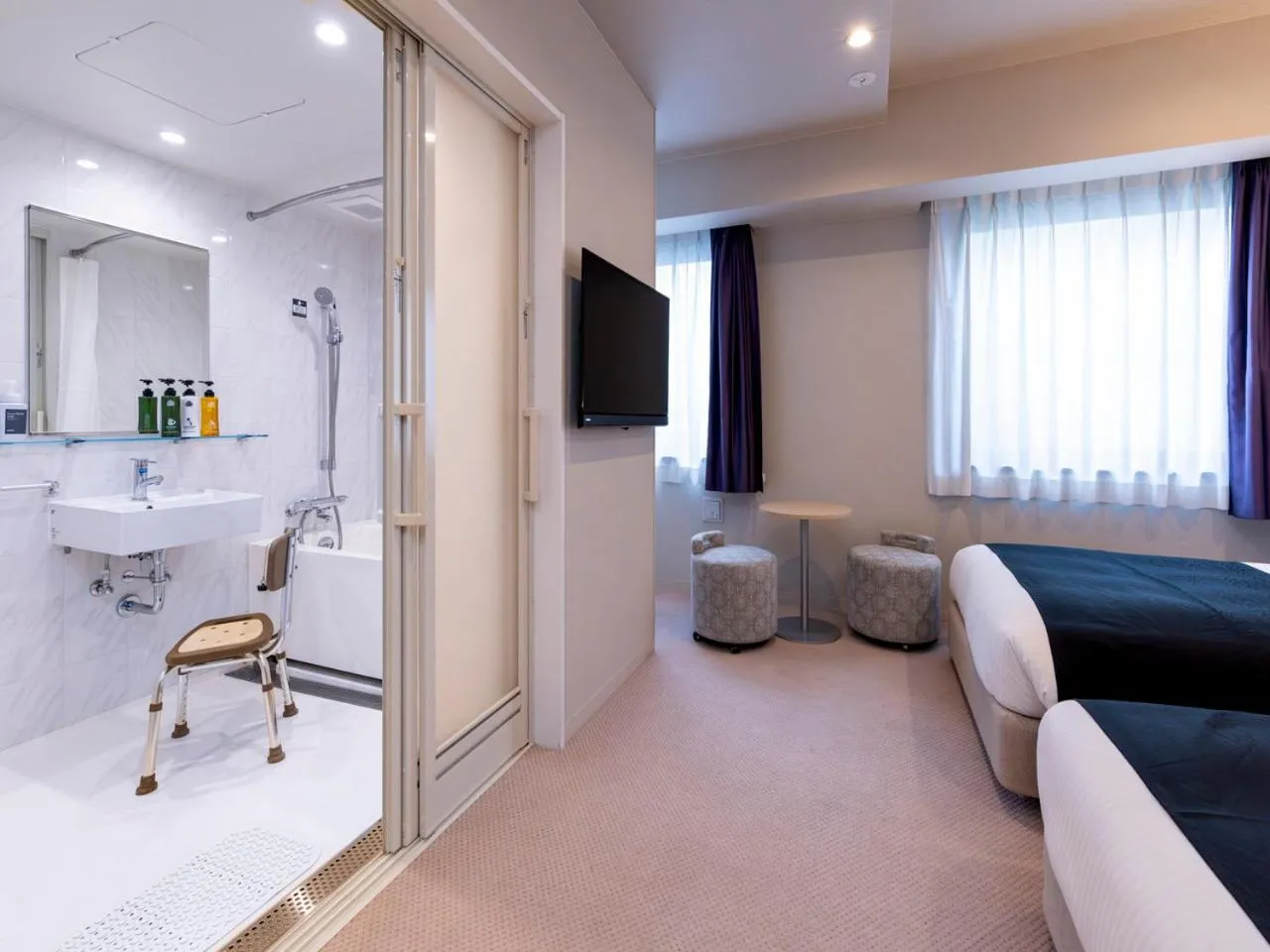 Photo of the whole room in APA Hotel Kyoto Gojo Omiya