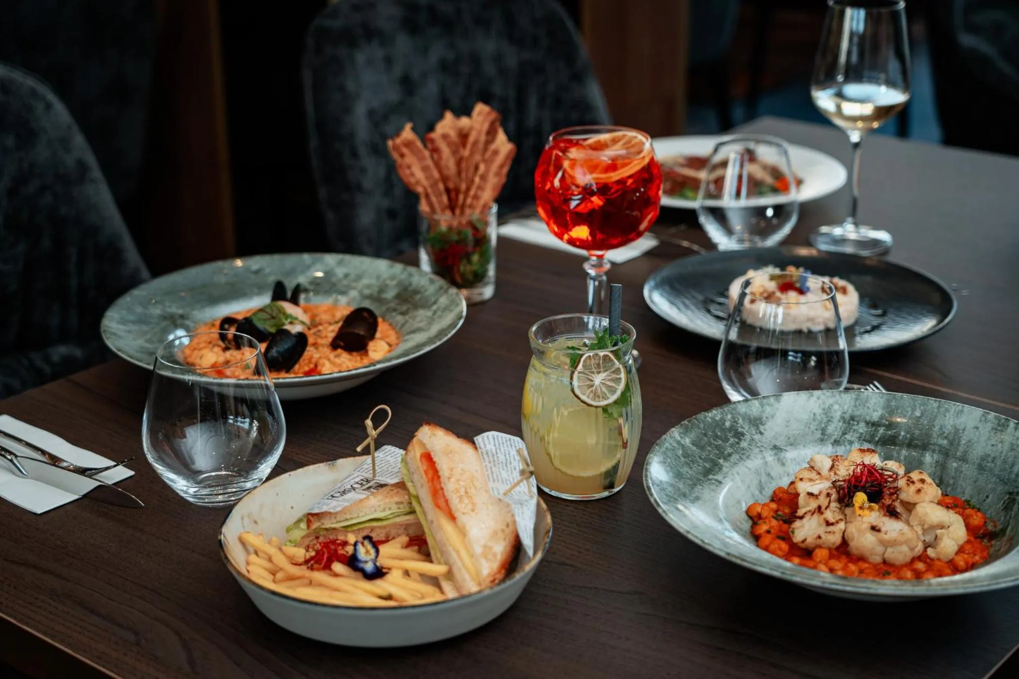 Restaurant/places to eat in Sky Airport Hotel