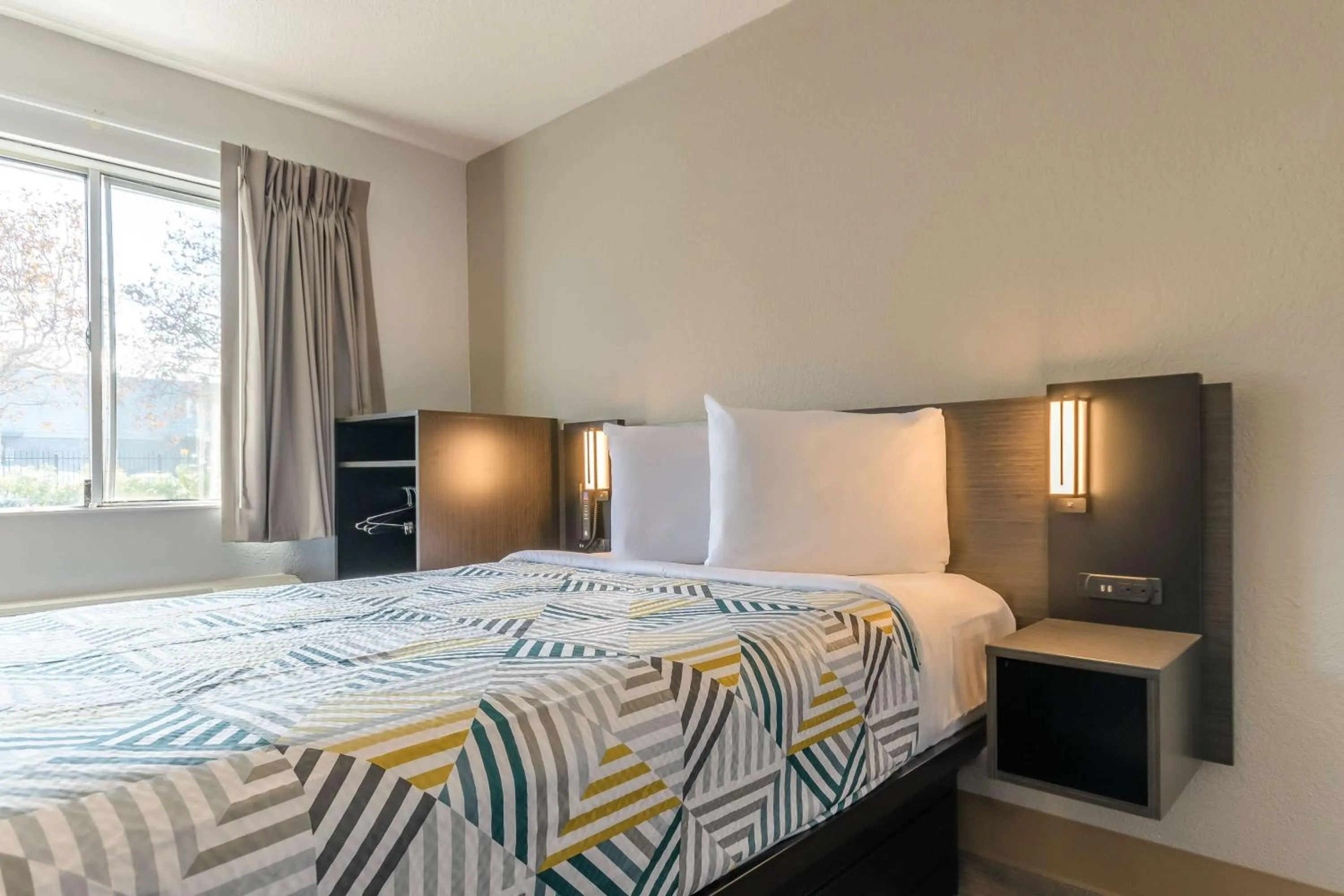 Bedroom, Bed in Studio 6 Hayward, CA Silicon Valley Gateway