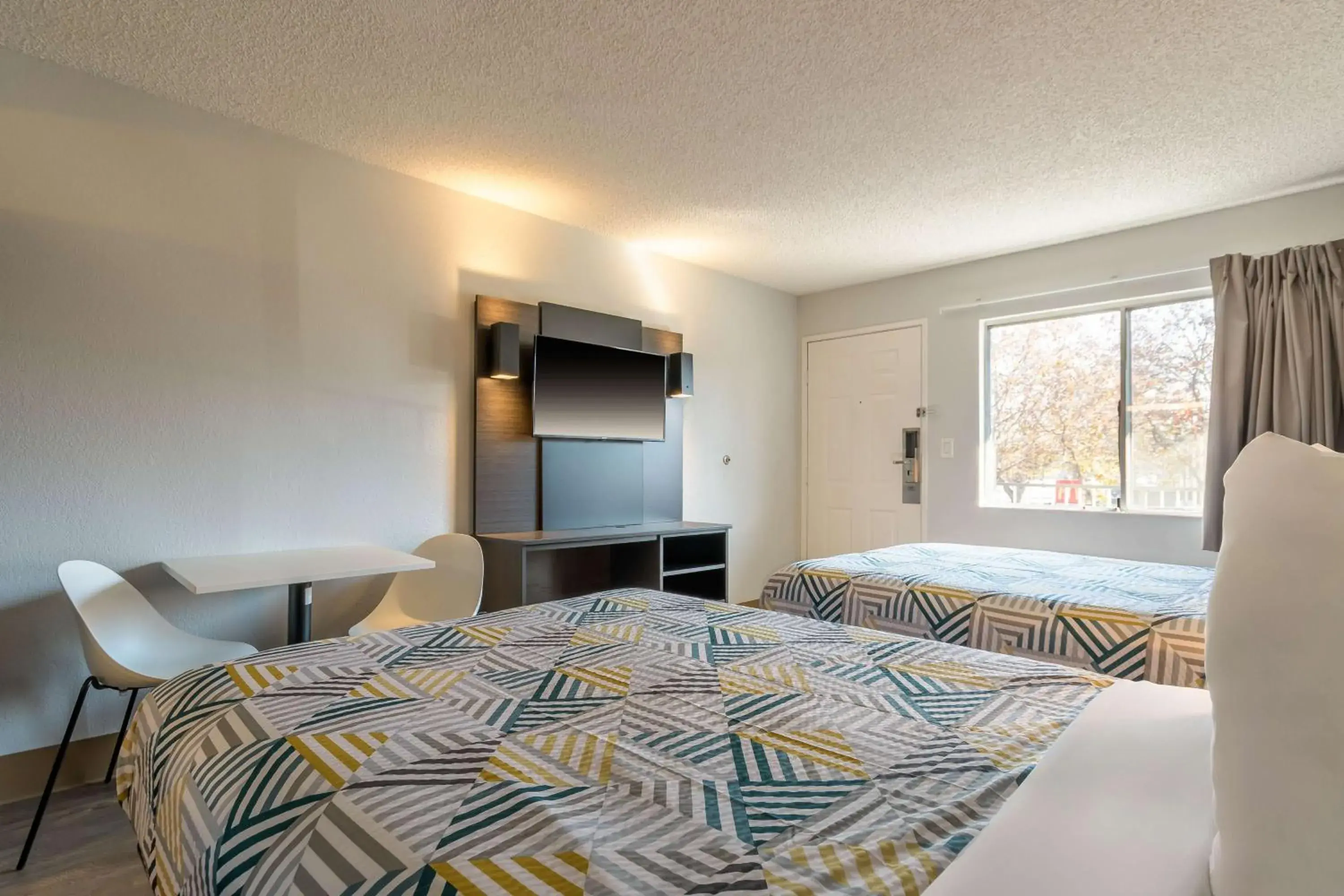 Quadruple Room - Smoking in Studio 6 Hayward, CA Silicon Valley Gateway Quadruple Room - Smoking in Studio 6 Hayward, CA Silicon Valley Gateway