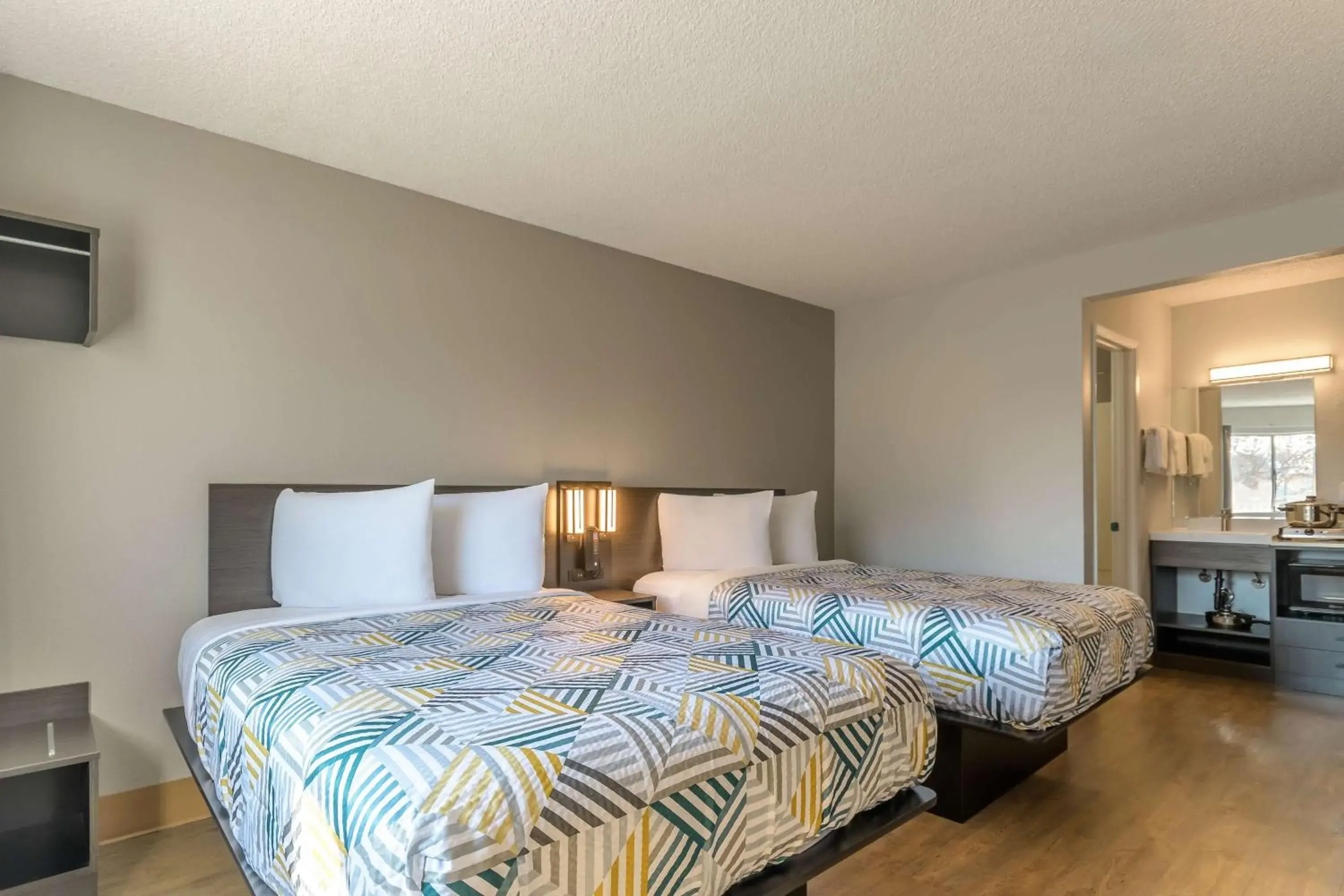 Quadruple Room - Non-Smoking in Studio 6 Hayward, CA Silicon Valley Gateway Quadruple Room - Non-Smoking in Studio 6 Hayward, CA Silicon Valley Gateway