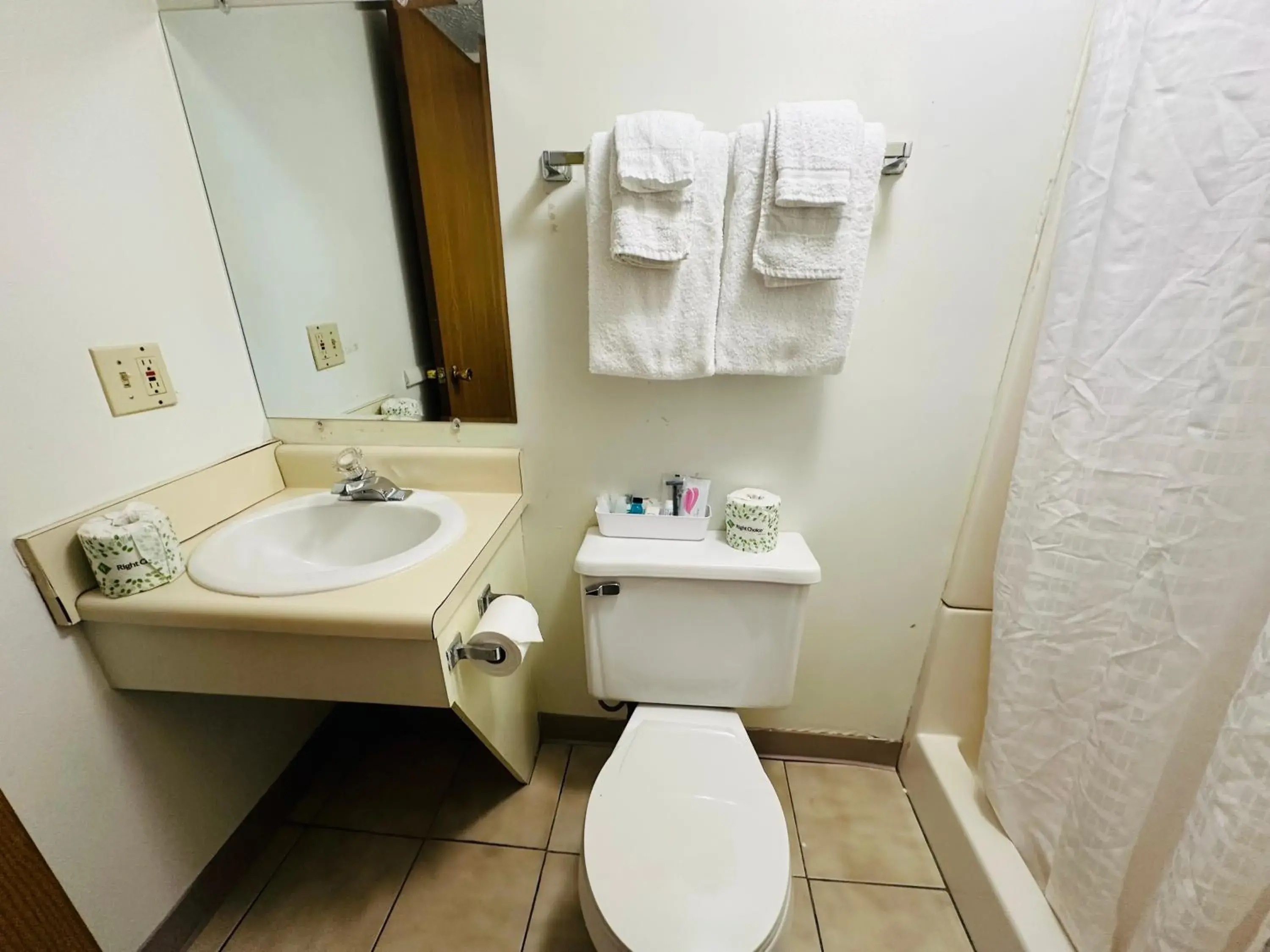 Deluxe Queen Room in Quality Lodge Deluxe Queen Room in Quality Lodge