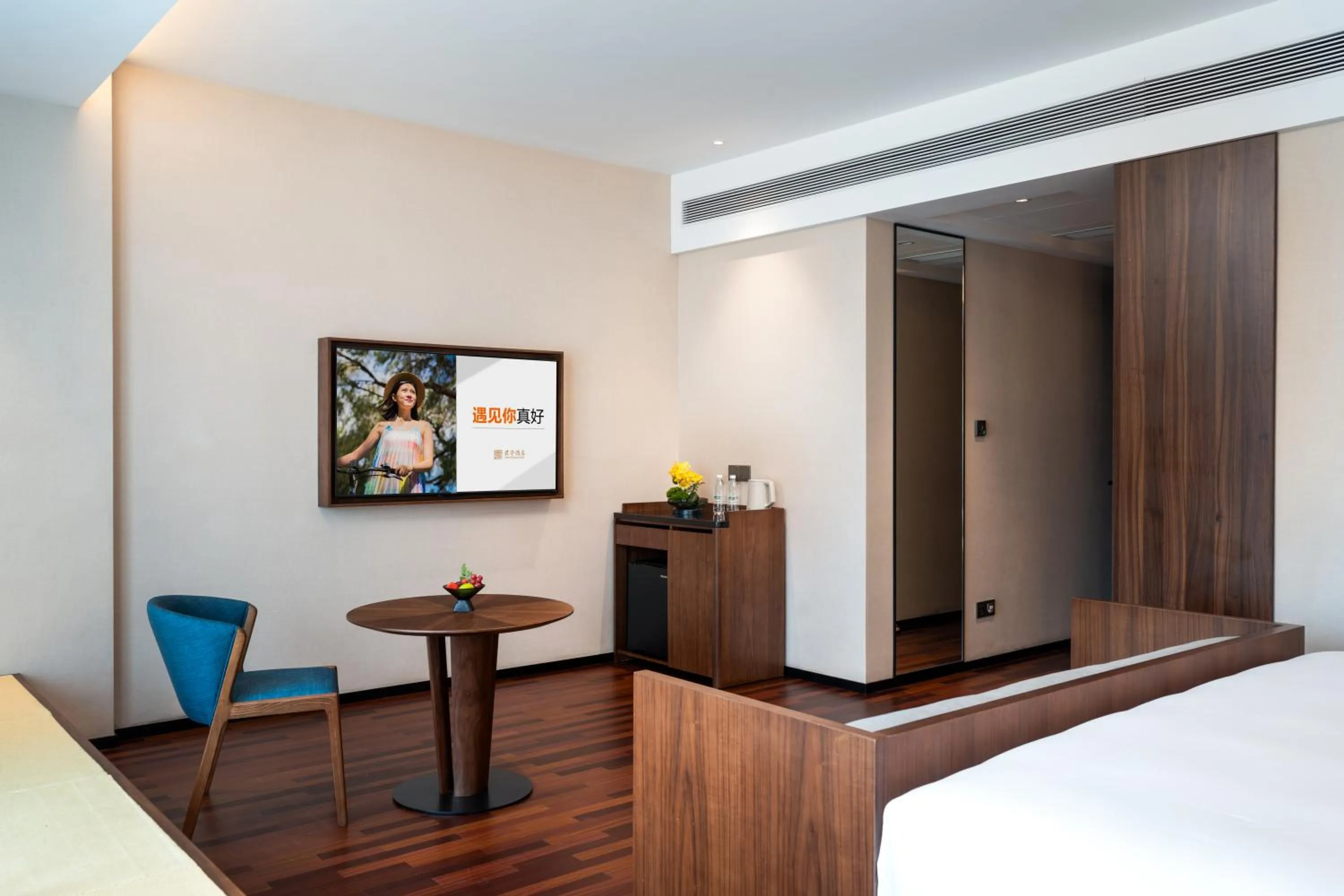 Communal lounge/ TV room, Bed in SSAW Boutique Hotel Foshan Qiandeng Lake