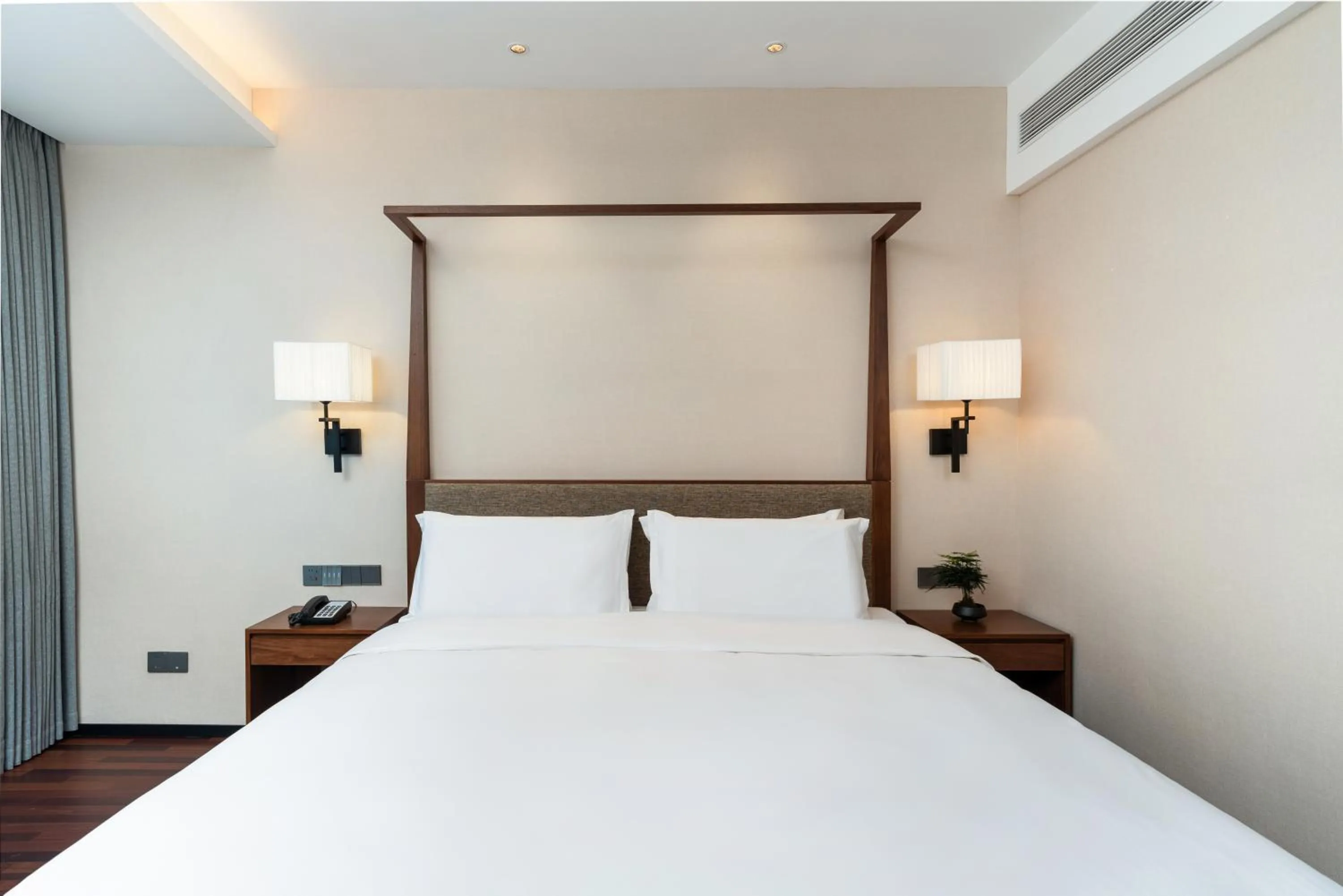 Photo of the whole room, Bed in SSAW Boutique Hotel Foshan Qiandeng Lake