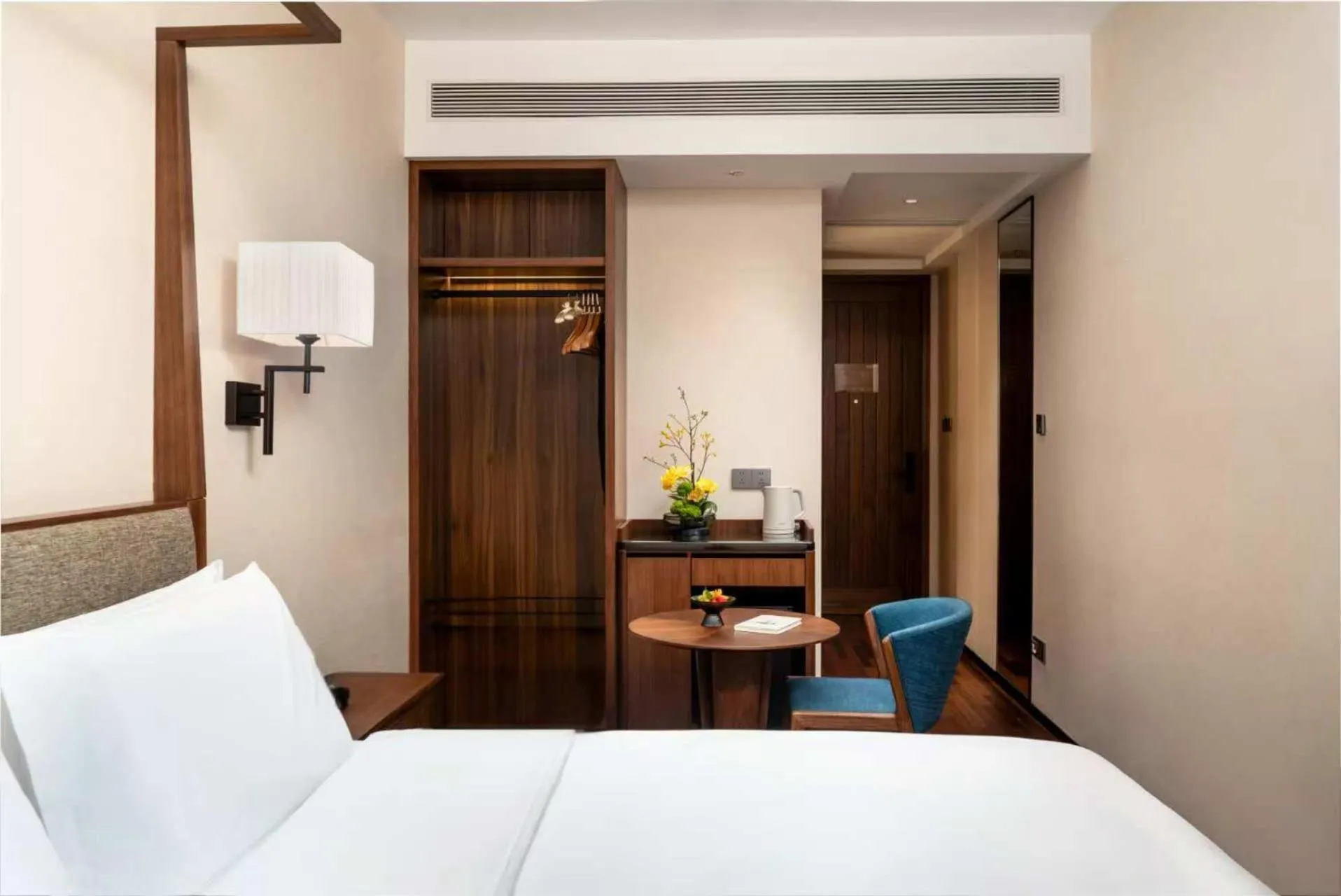 Seating area, Bed in SSAW Boutique Hotel Foshan Qiandeng Lake