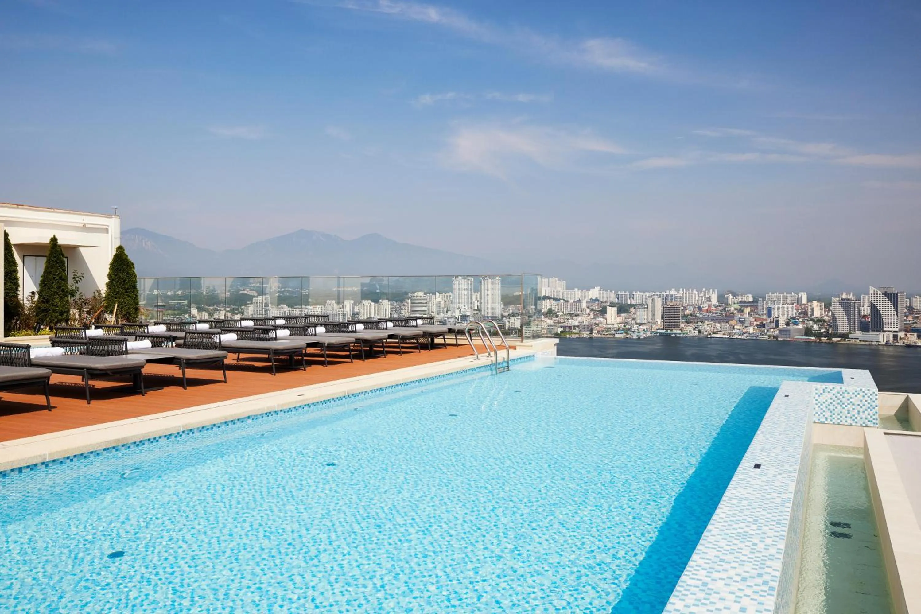 Swimming pool in Homm Marina Sokcho