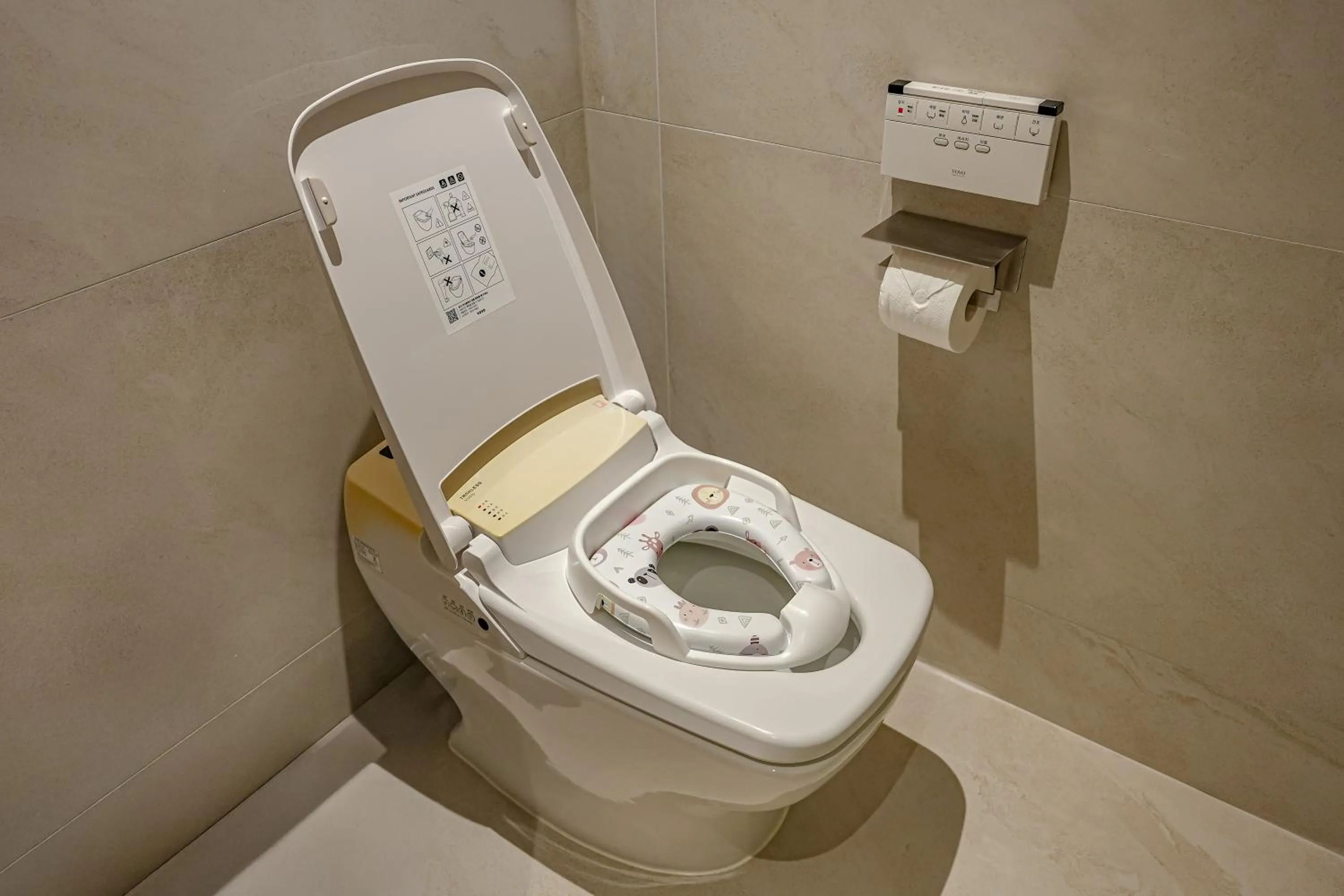 Toilet in Homm Marina Sokcho