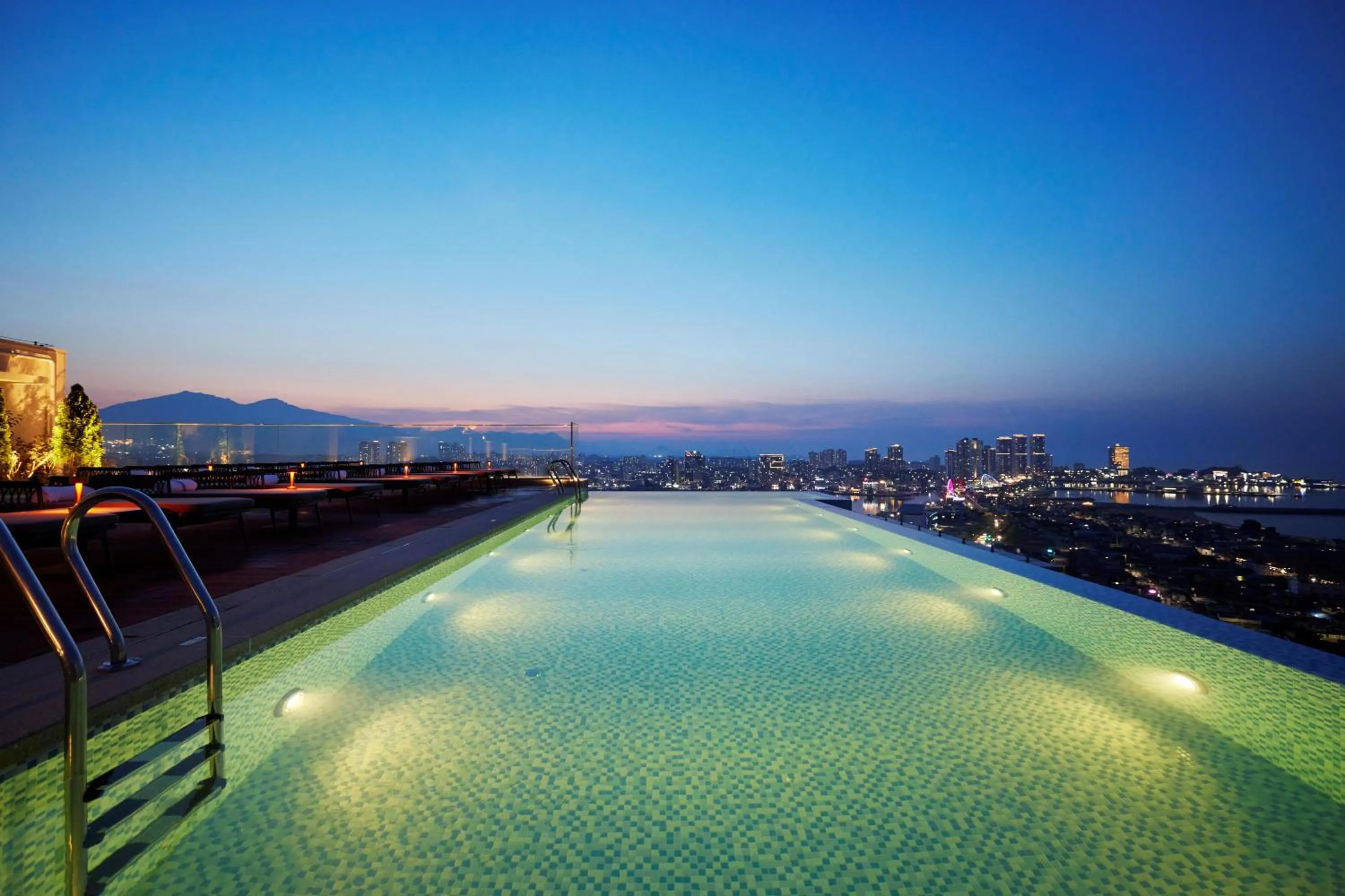 Swimming pool in Homm Marina Sokcho