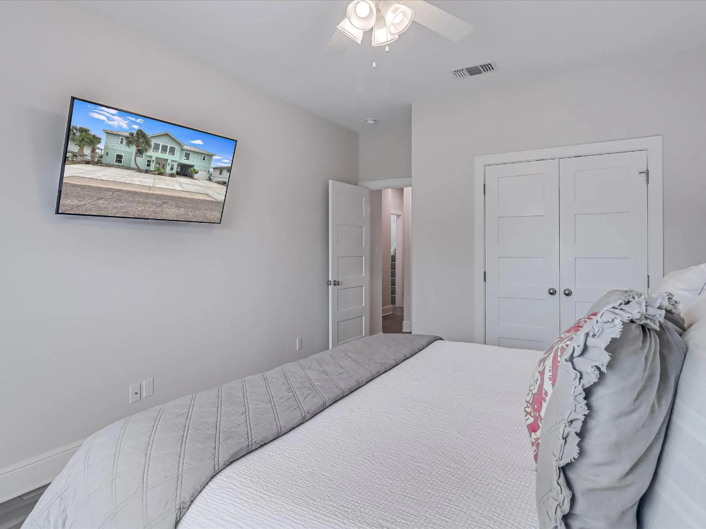 Other, Bed in Flamingo House