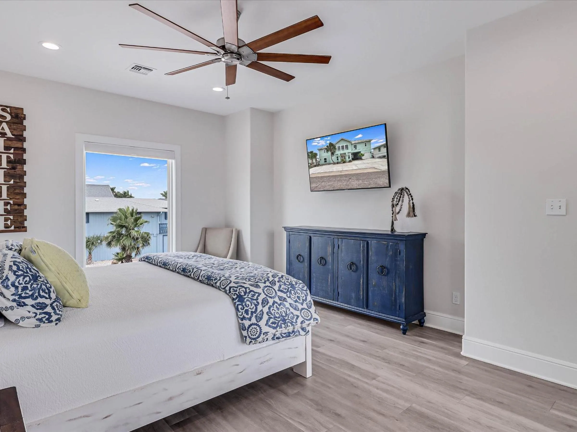 Other, Bed in Flamingo House