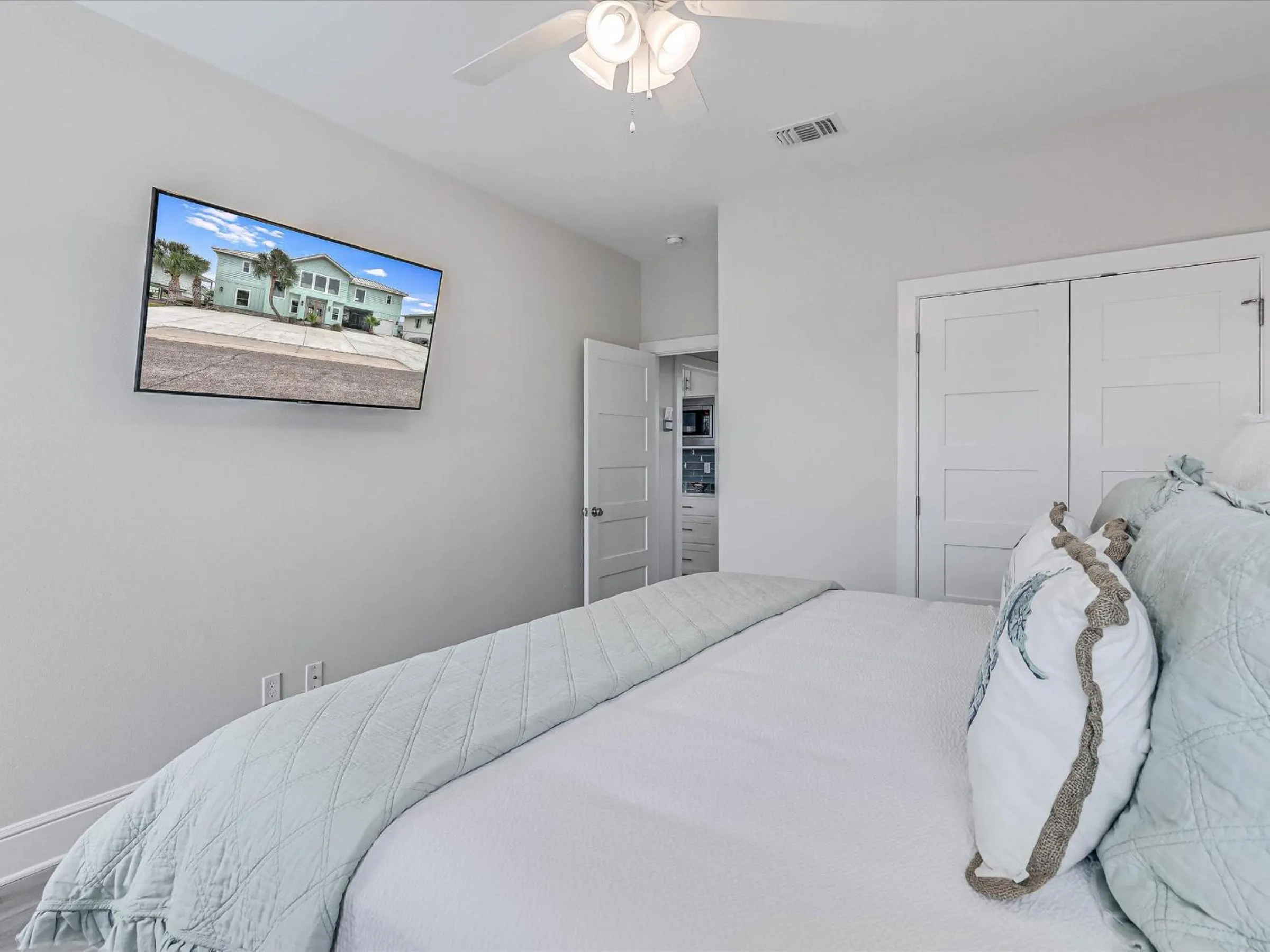 Other, Bed in Flamingo House