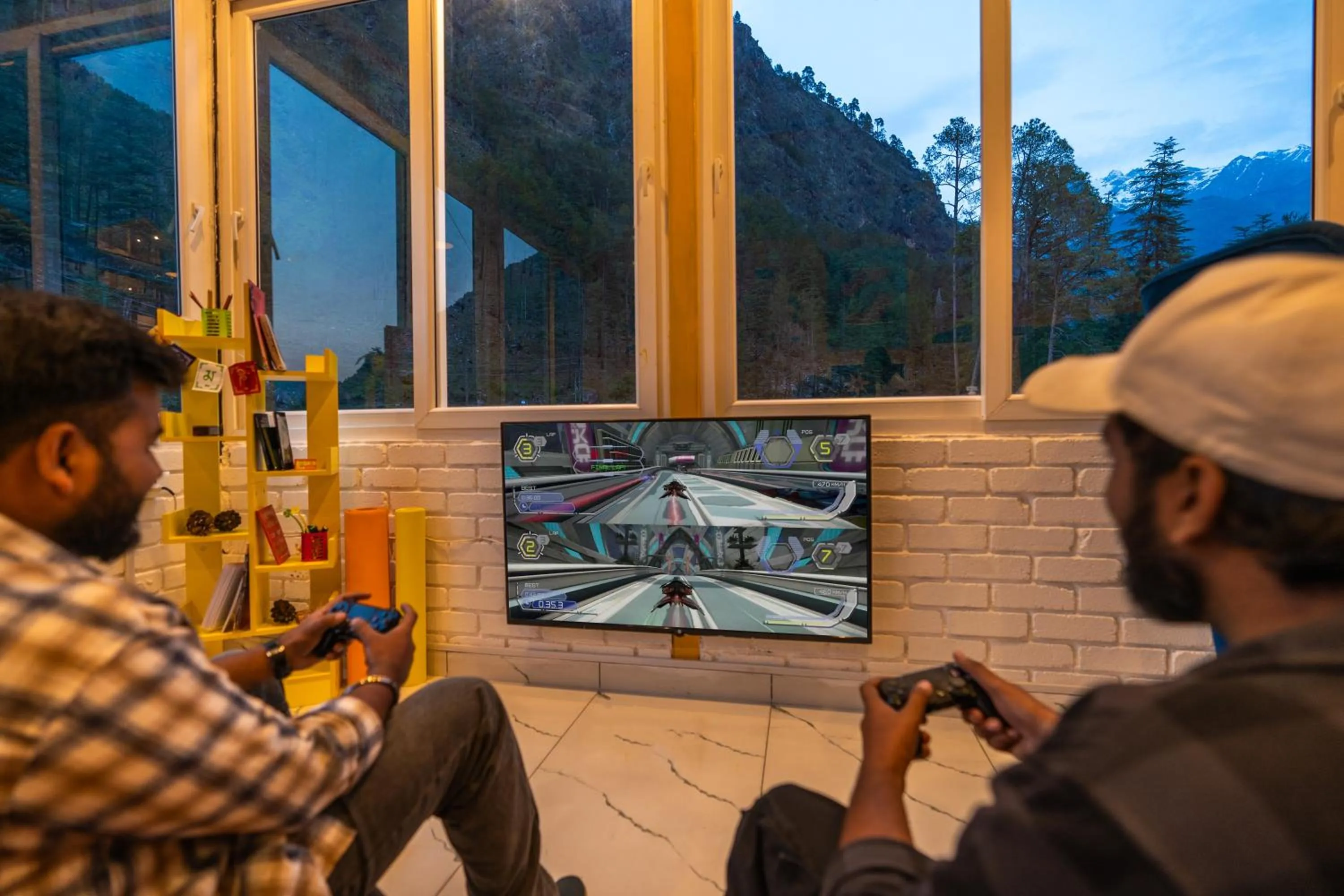 Communal lounge/ TV room in The Social Stays Kasol