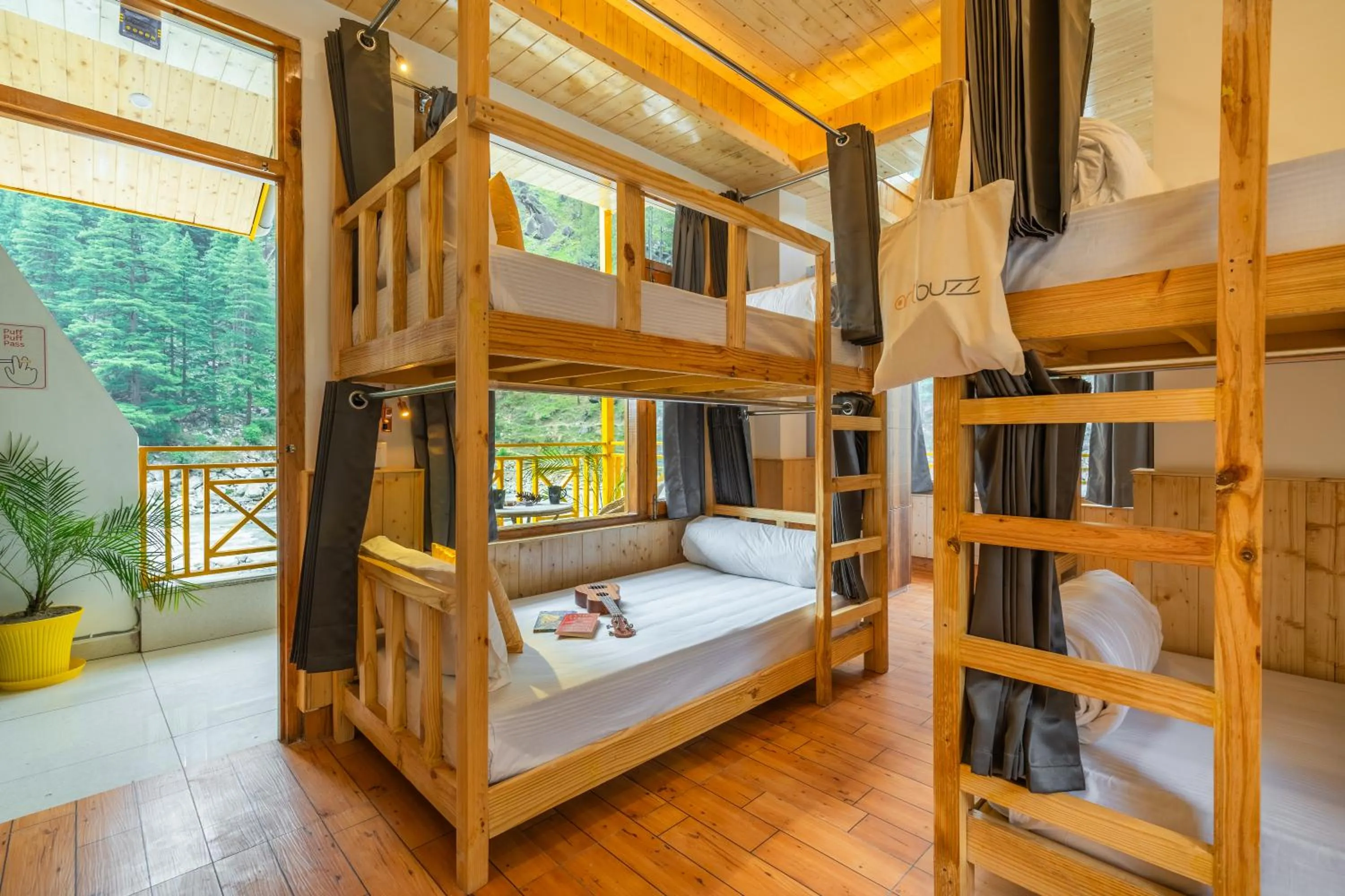 Bed in The Social Stays Kasol