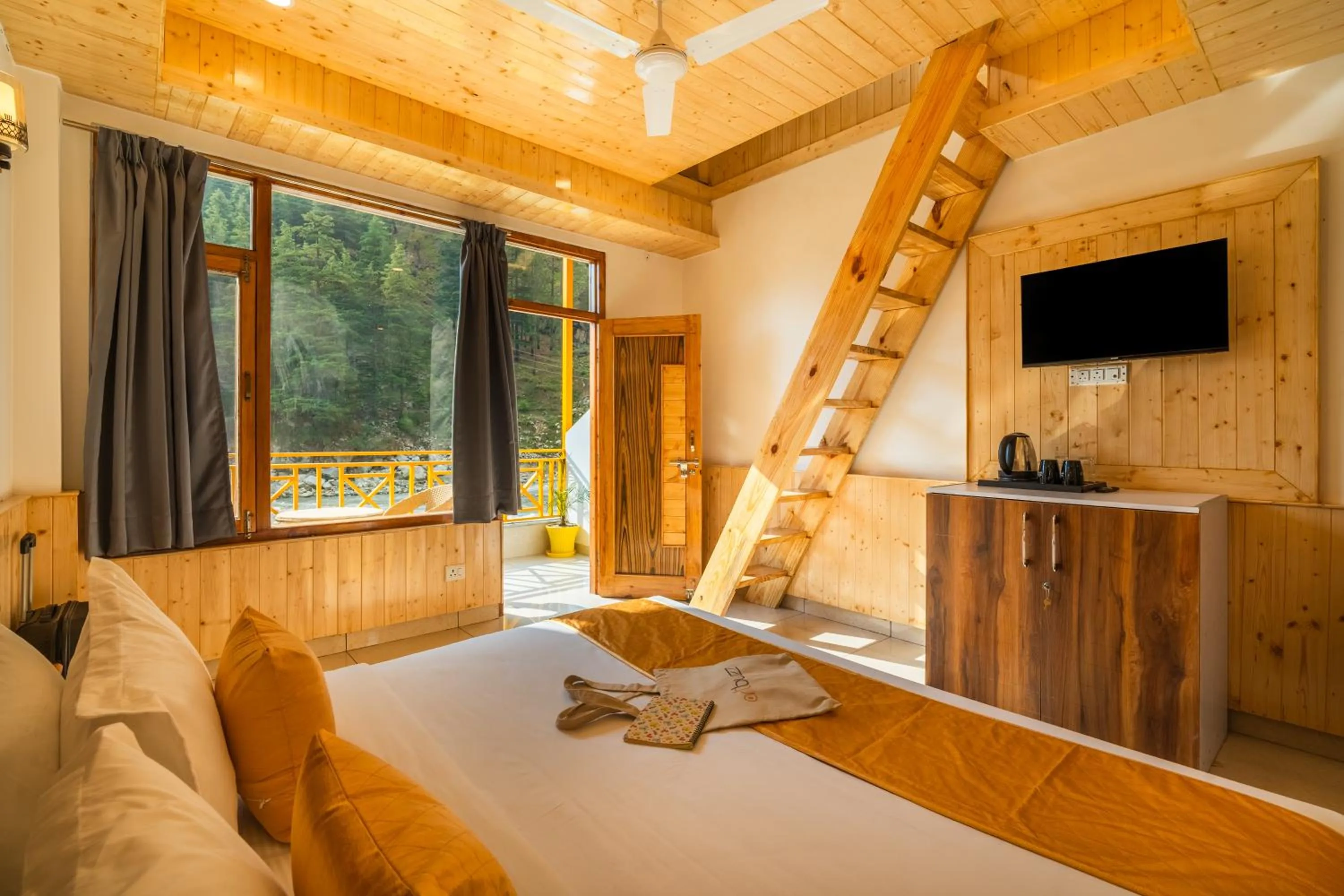 Communal lounge/ TV room, Bed in The Social Stays Kasol