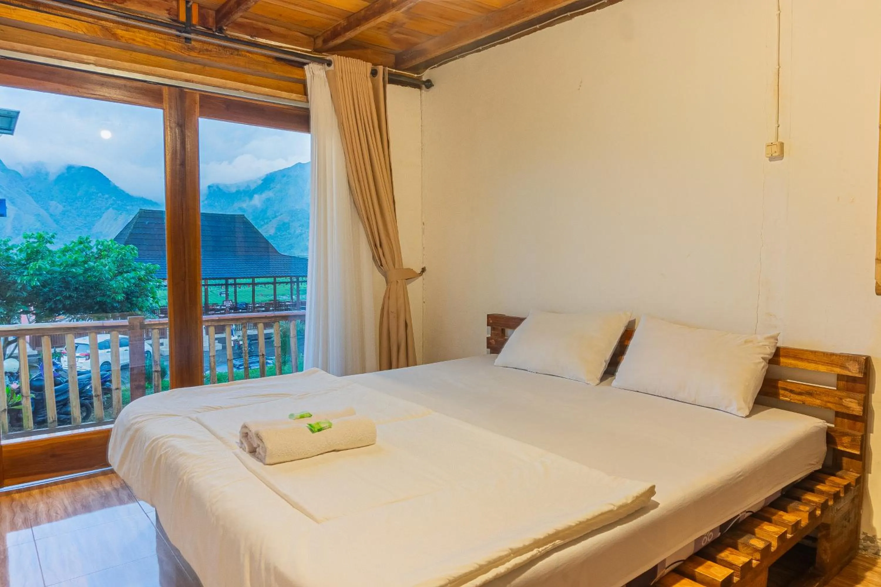 Bedroom, Bed in Bale Aur Sembalun