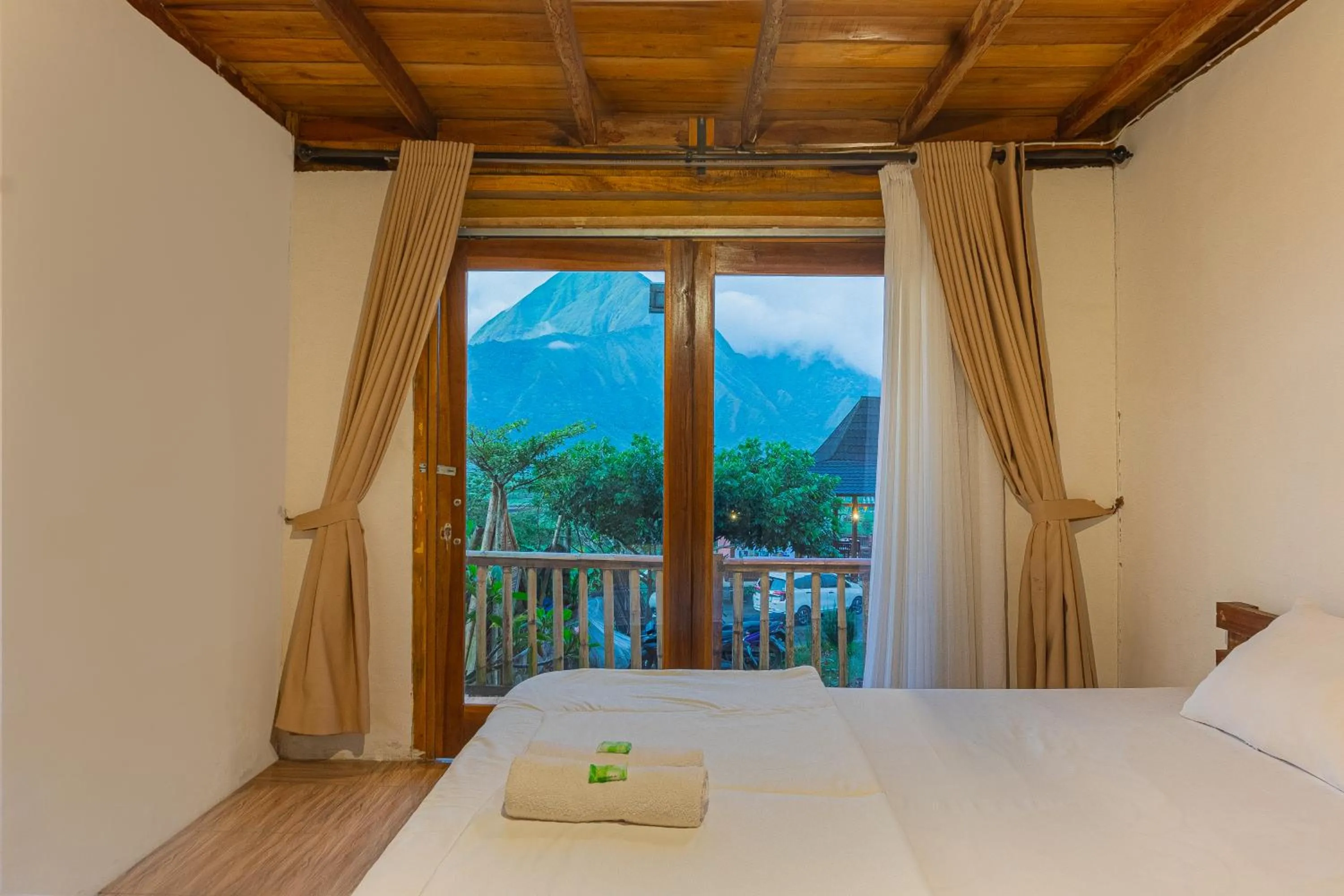 View (from property/room), Bed in Bale Aur Sembalun