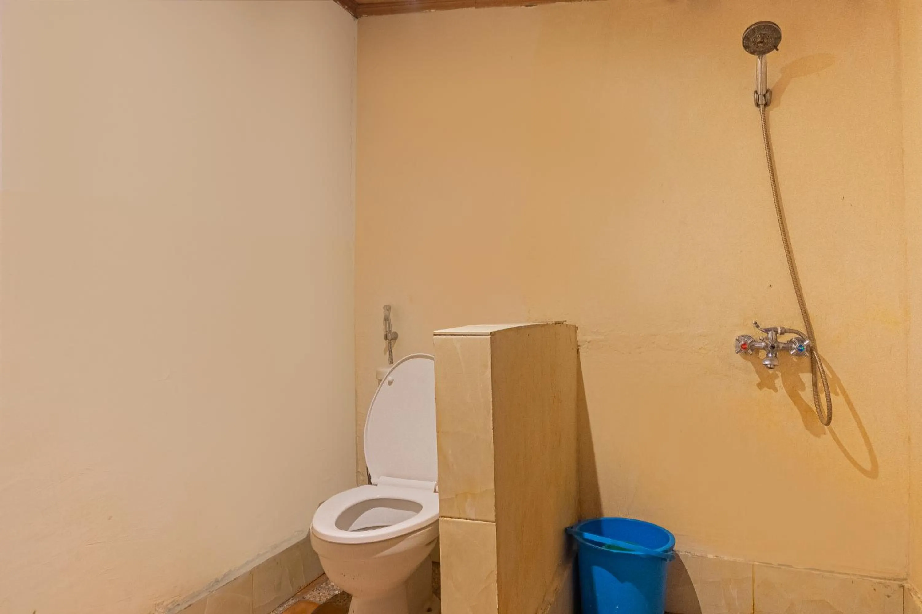 Shower in Bale Aur Sembalun